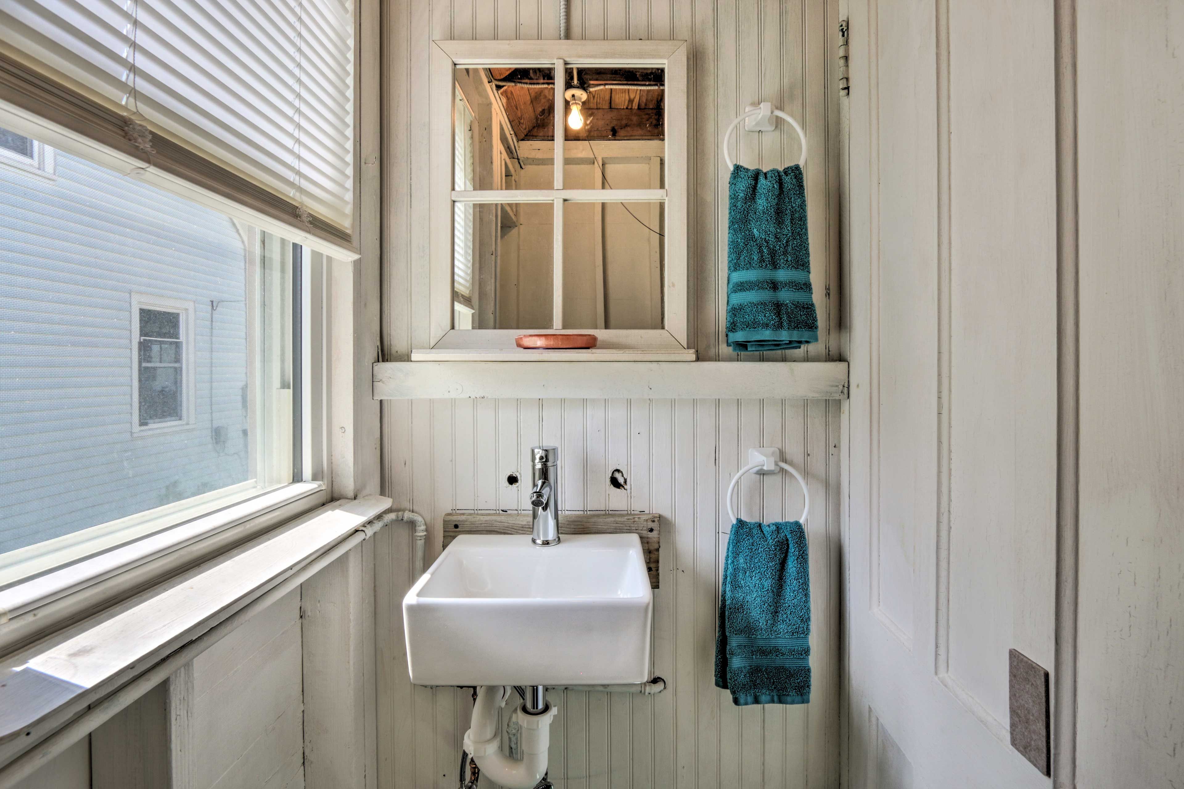 Full Bathroom | Complimentary Toiletries