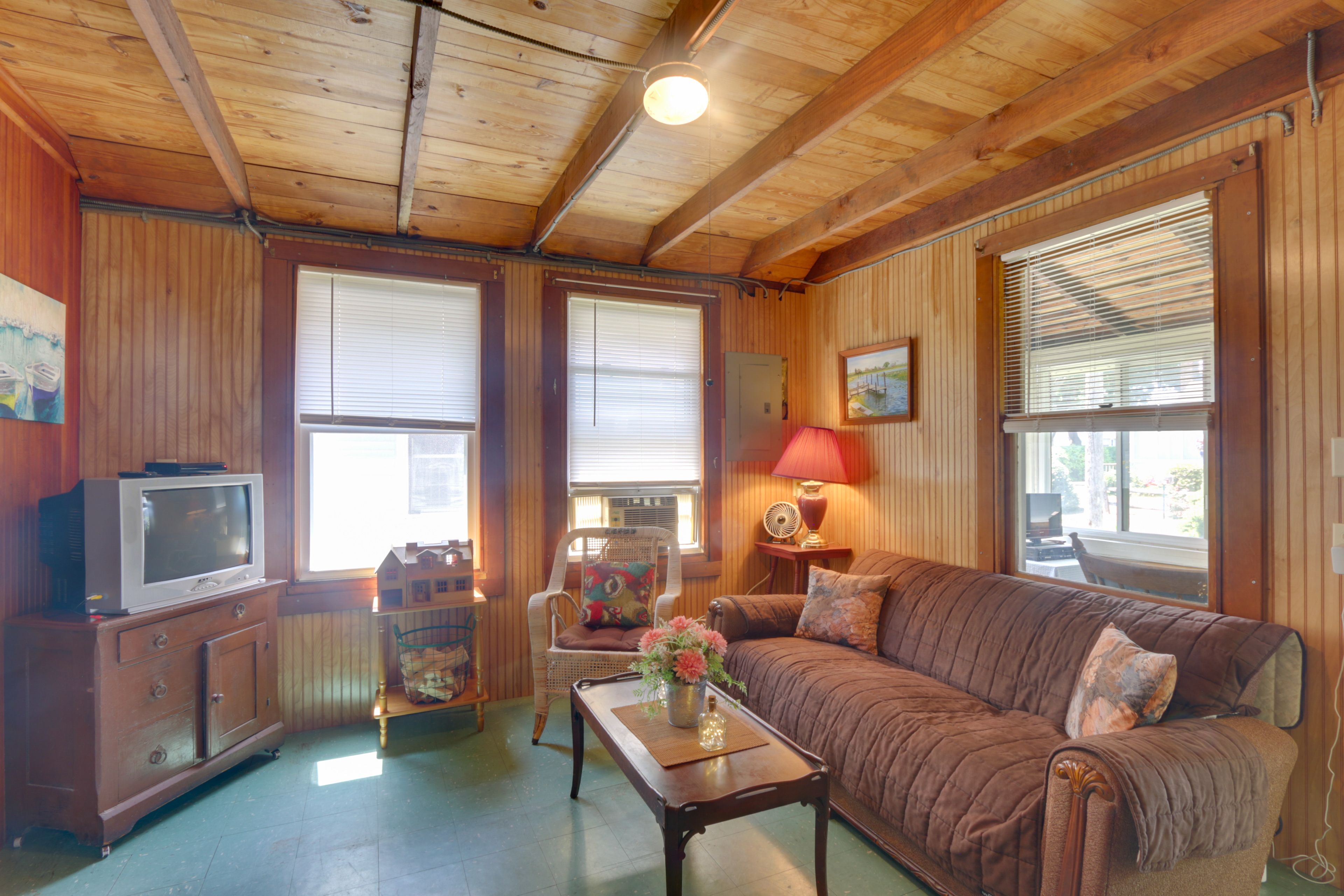 Living Room | Free WiFi | Window A/C Unit | Electric Heating