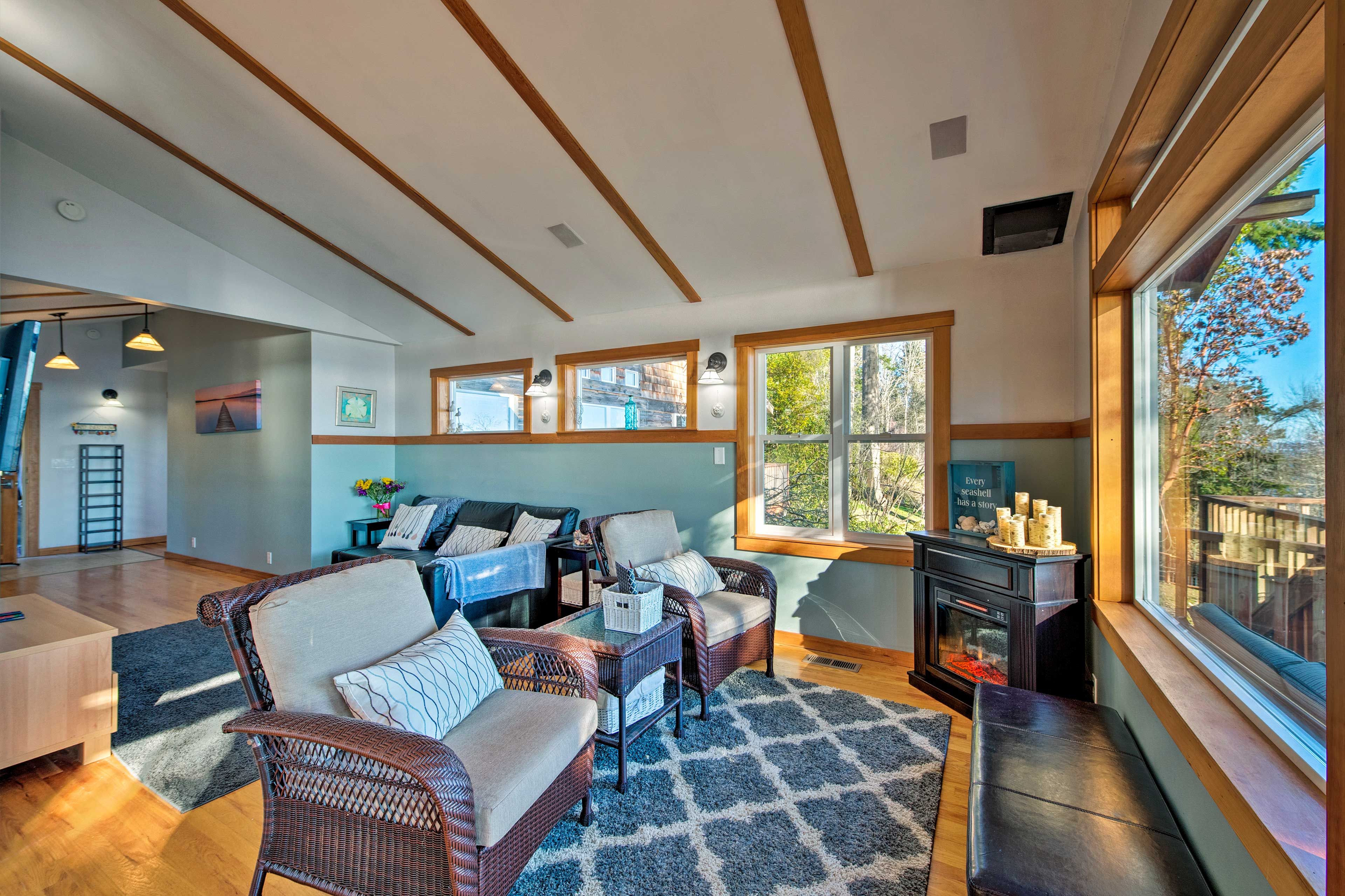 Sitting Area | Fireplace