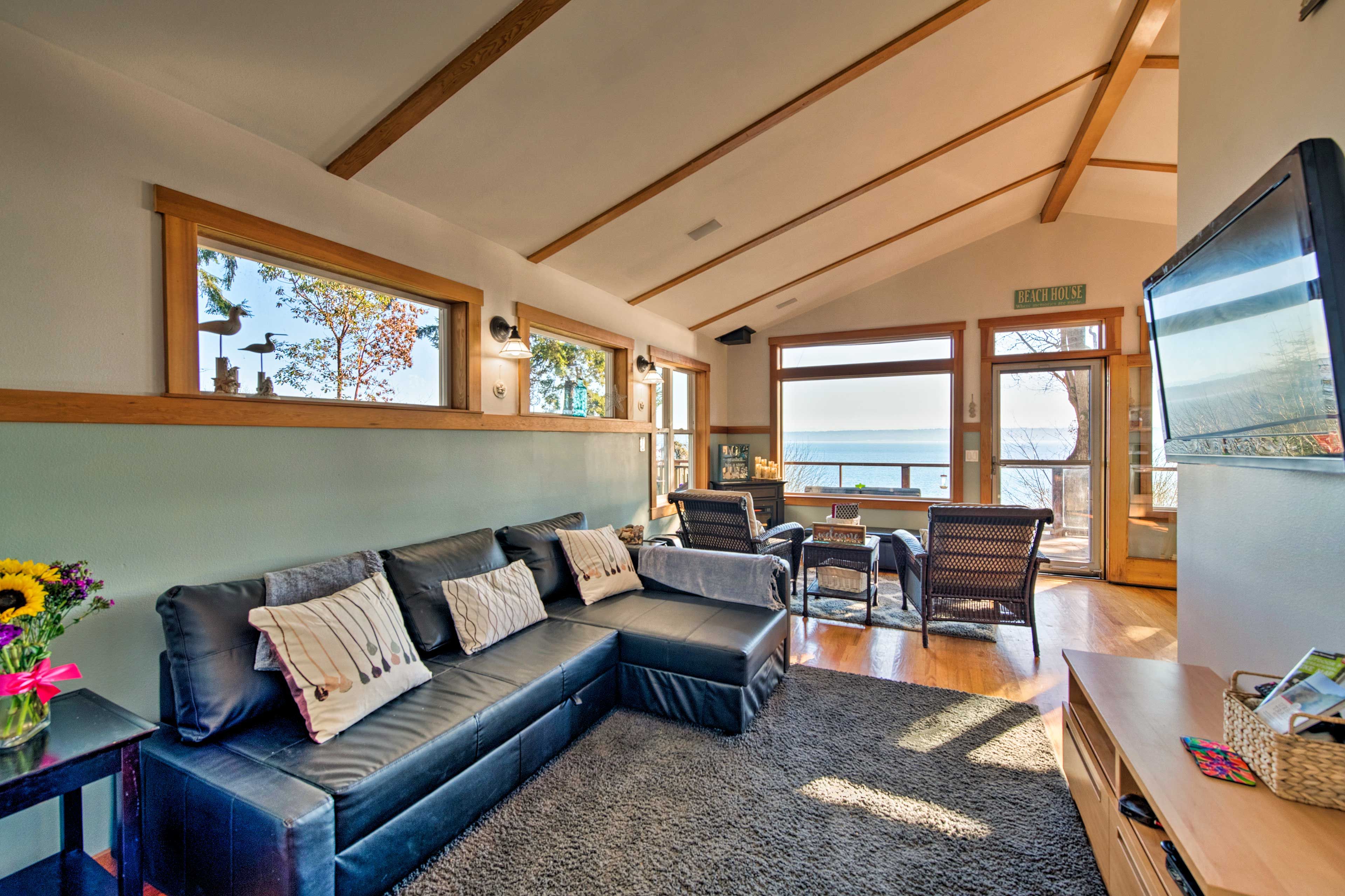 Living Room | Sleeper Sofa | Free WiFi