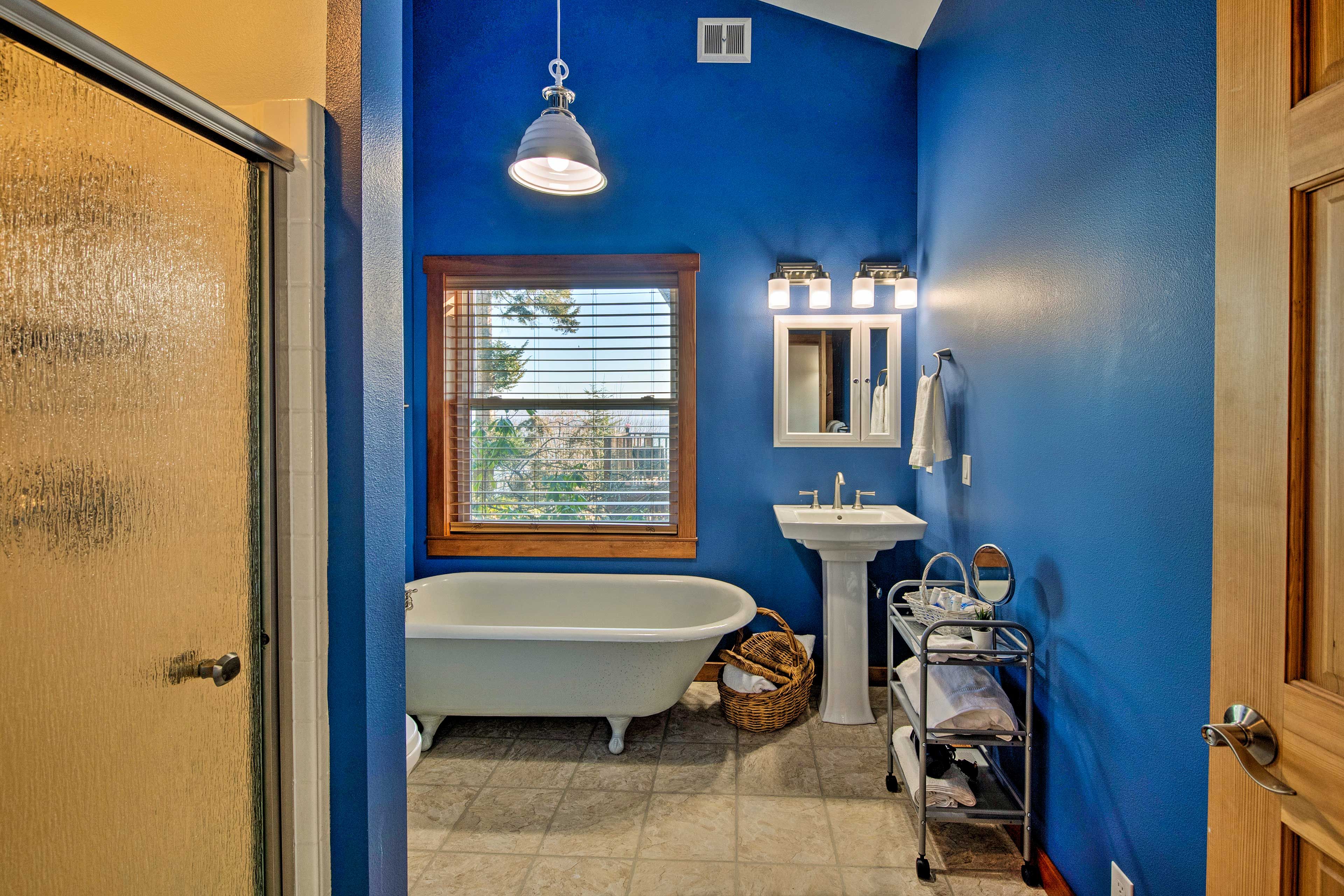 Full Bathroom | Towels Provided