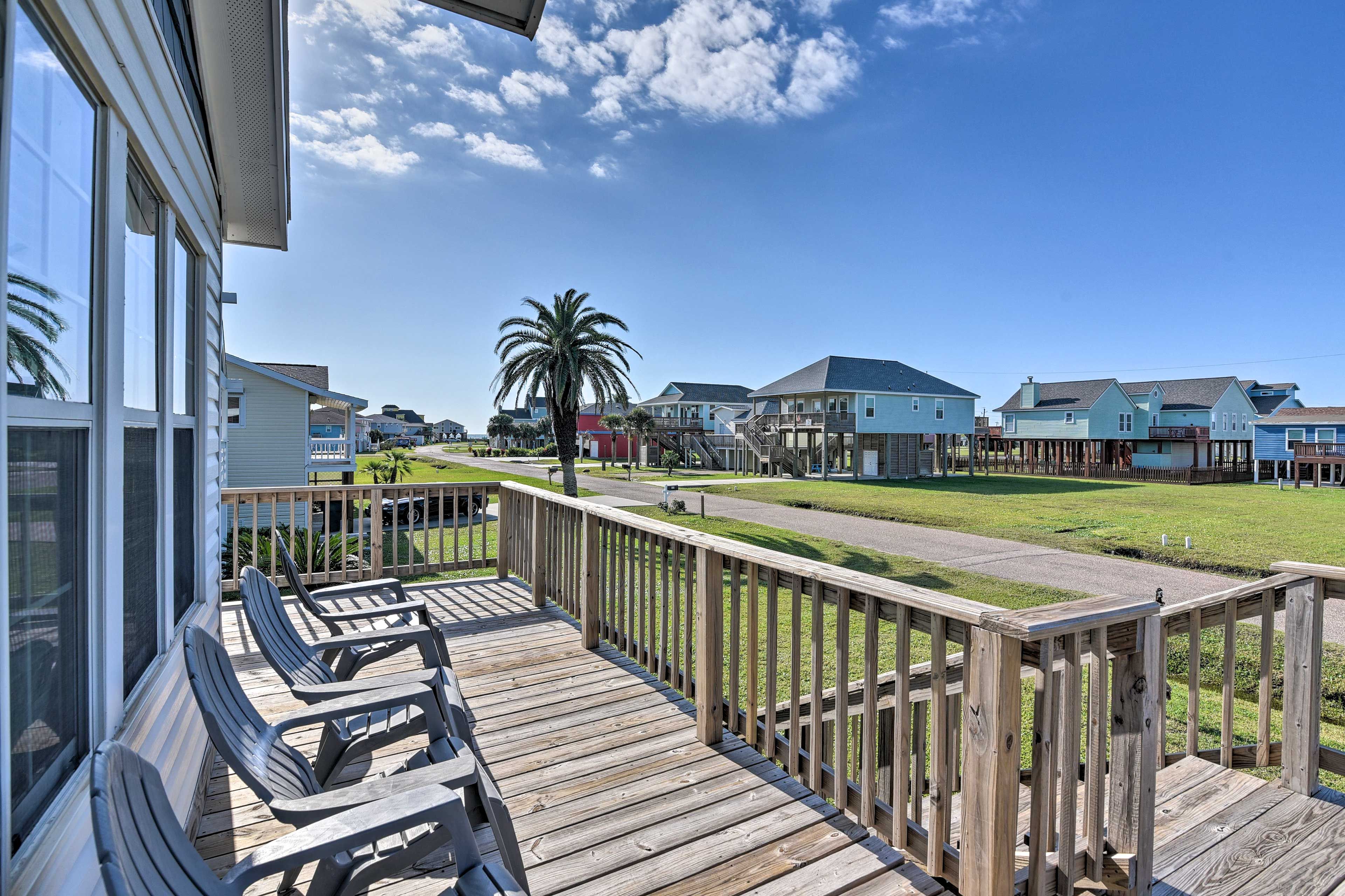 Wraparound Deck | Seating | Outdoor Dining