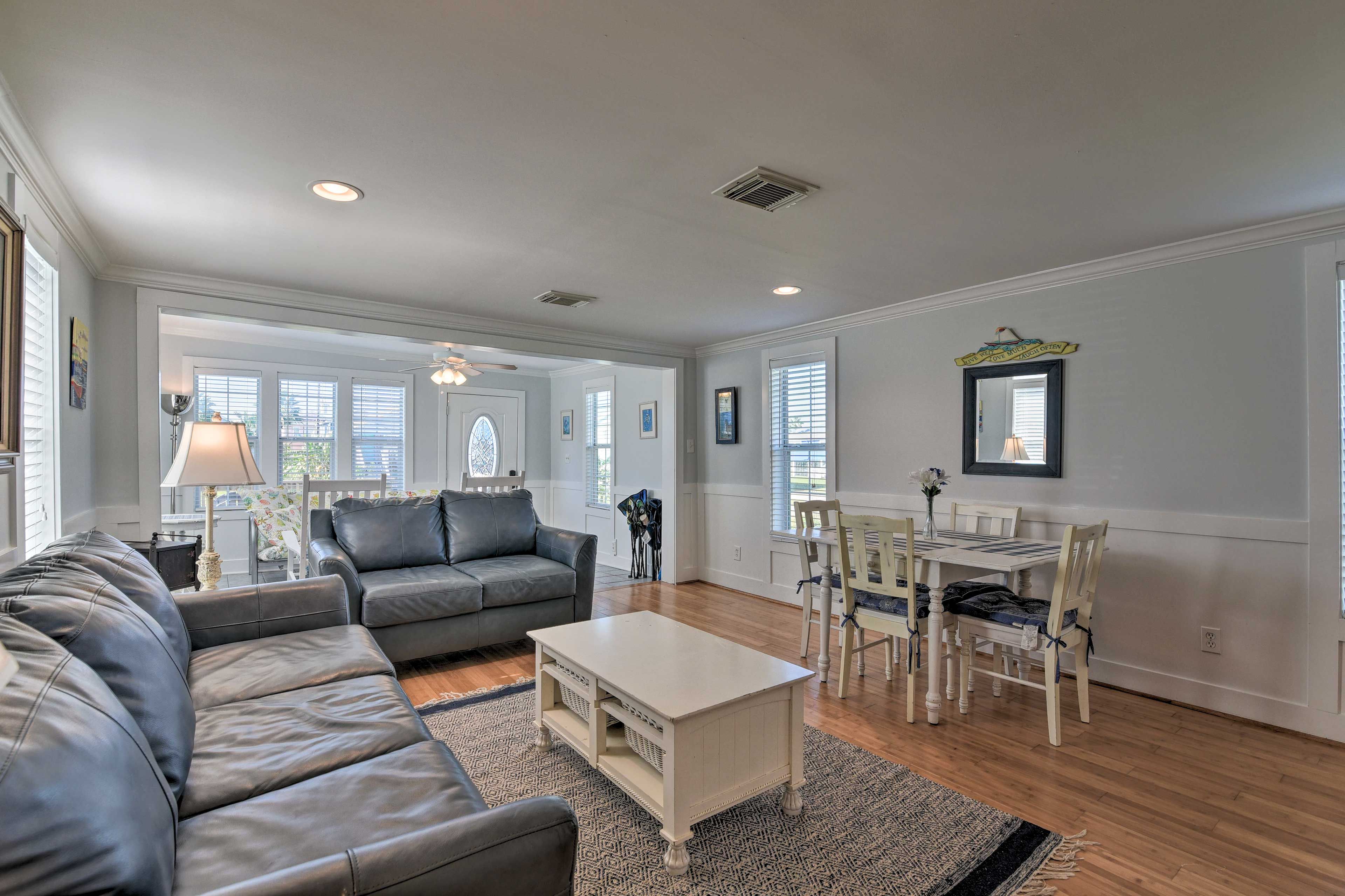 Living Room | Sleeper Sofa | Free WiFi