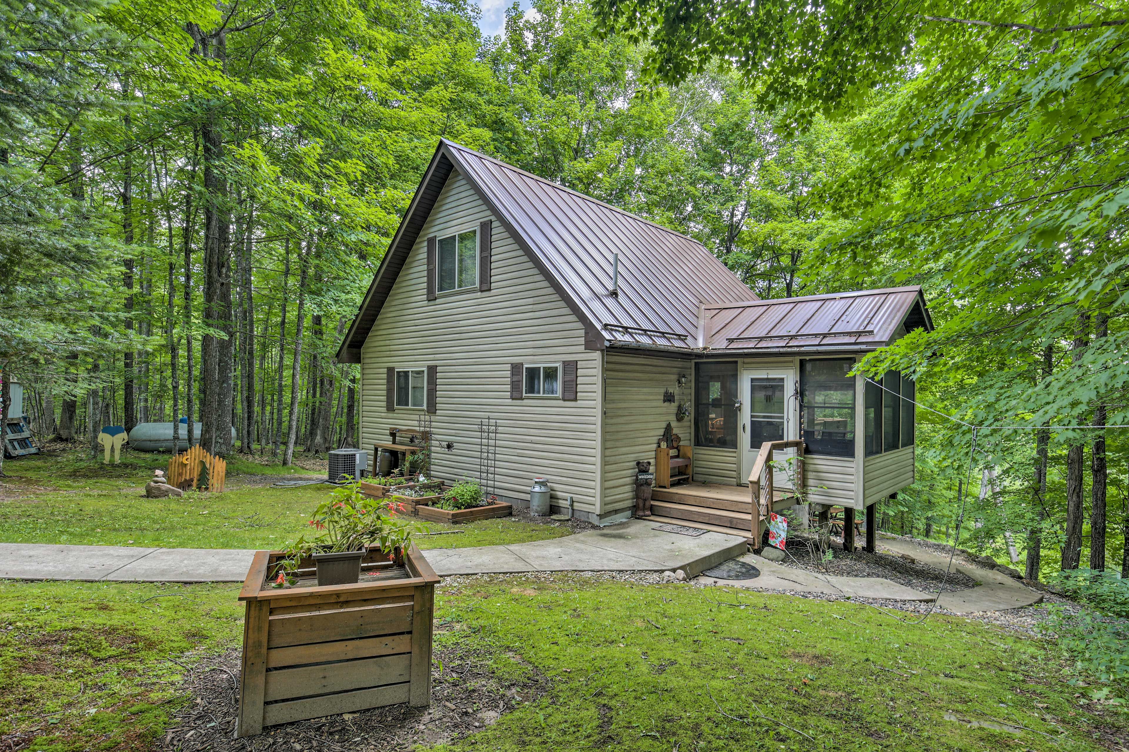 Exterior | Spacious Yard | 10-Acre Property