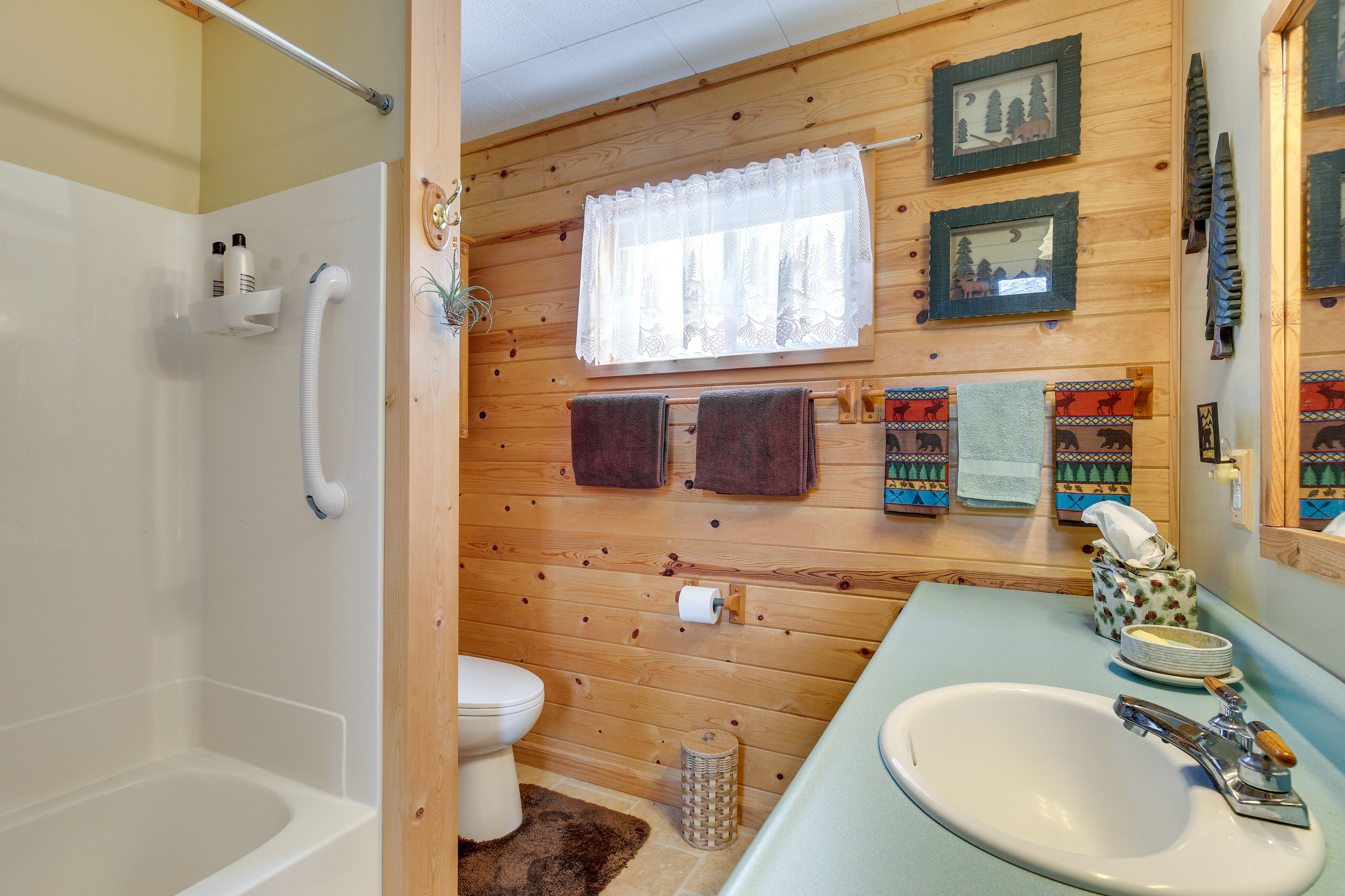 Full Bathroom | Towels & Linens Provided