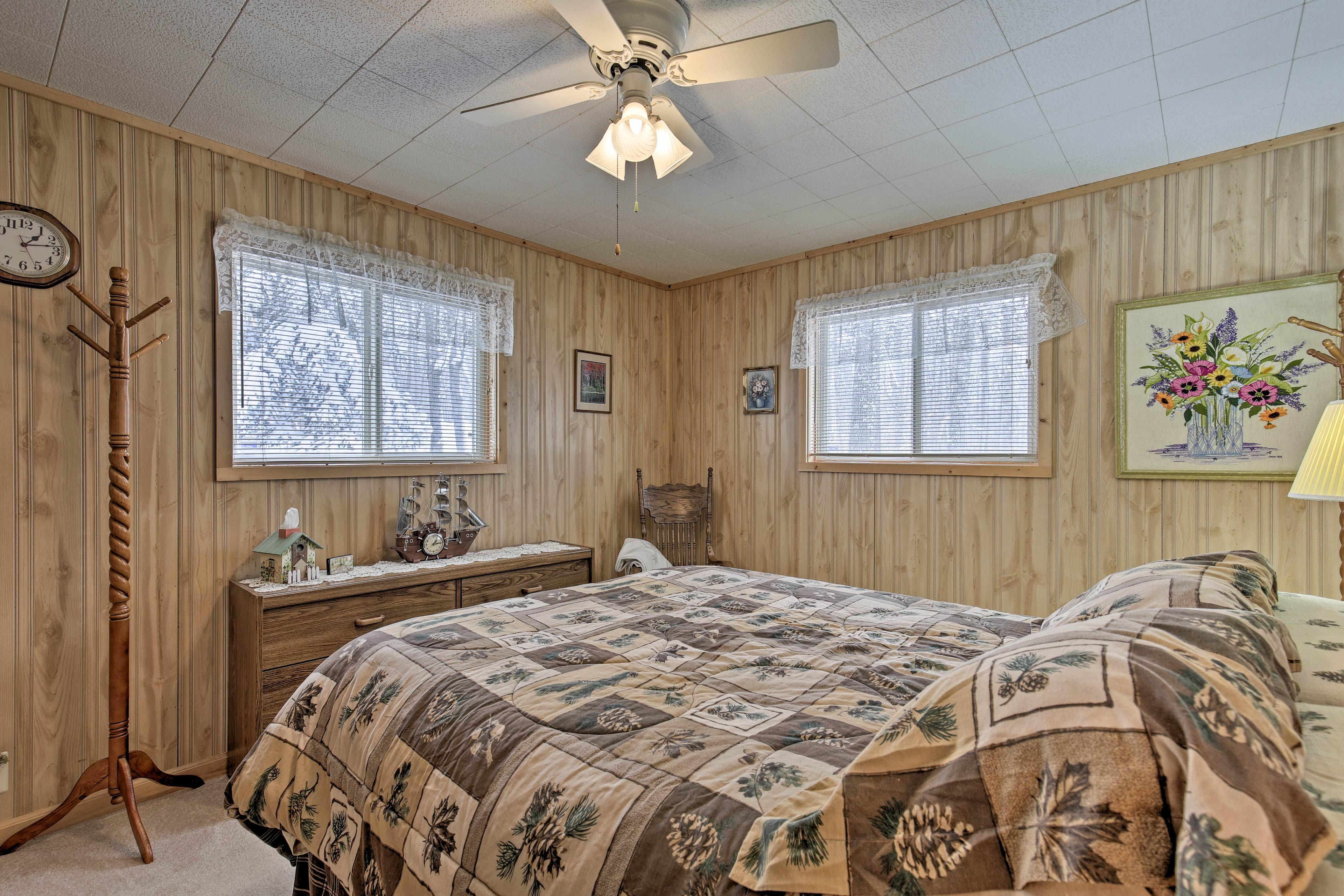 Bedroom 1 | Queen Bed | Main Floor