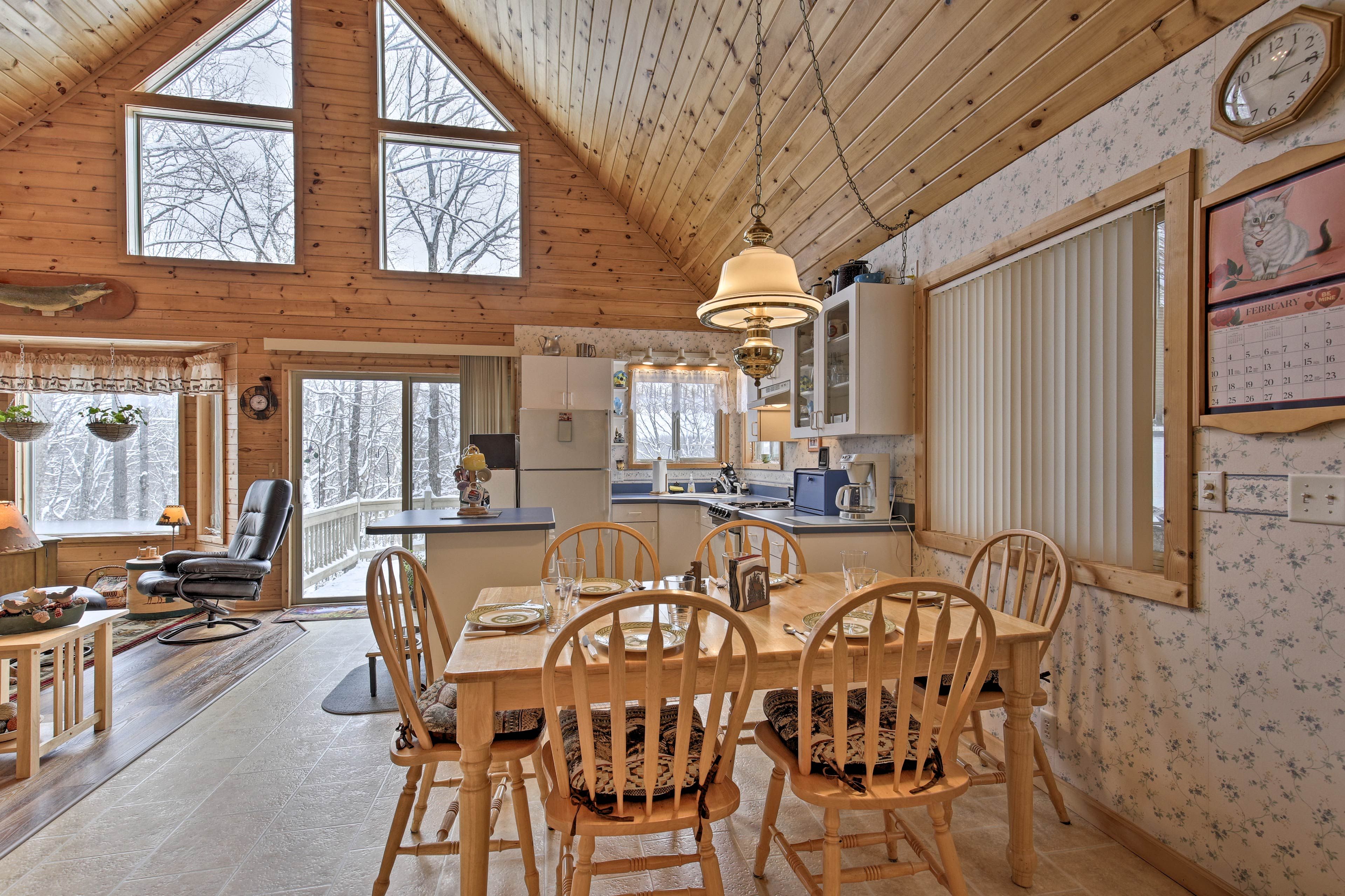 Dining Area | Dishes & Flatware Provided