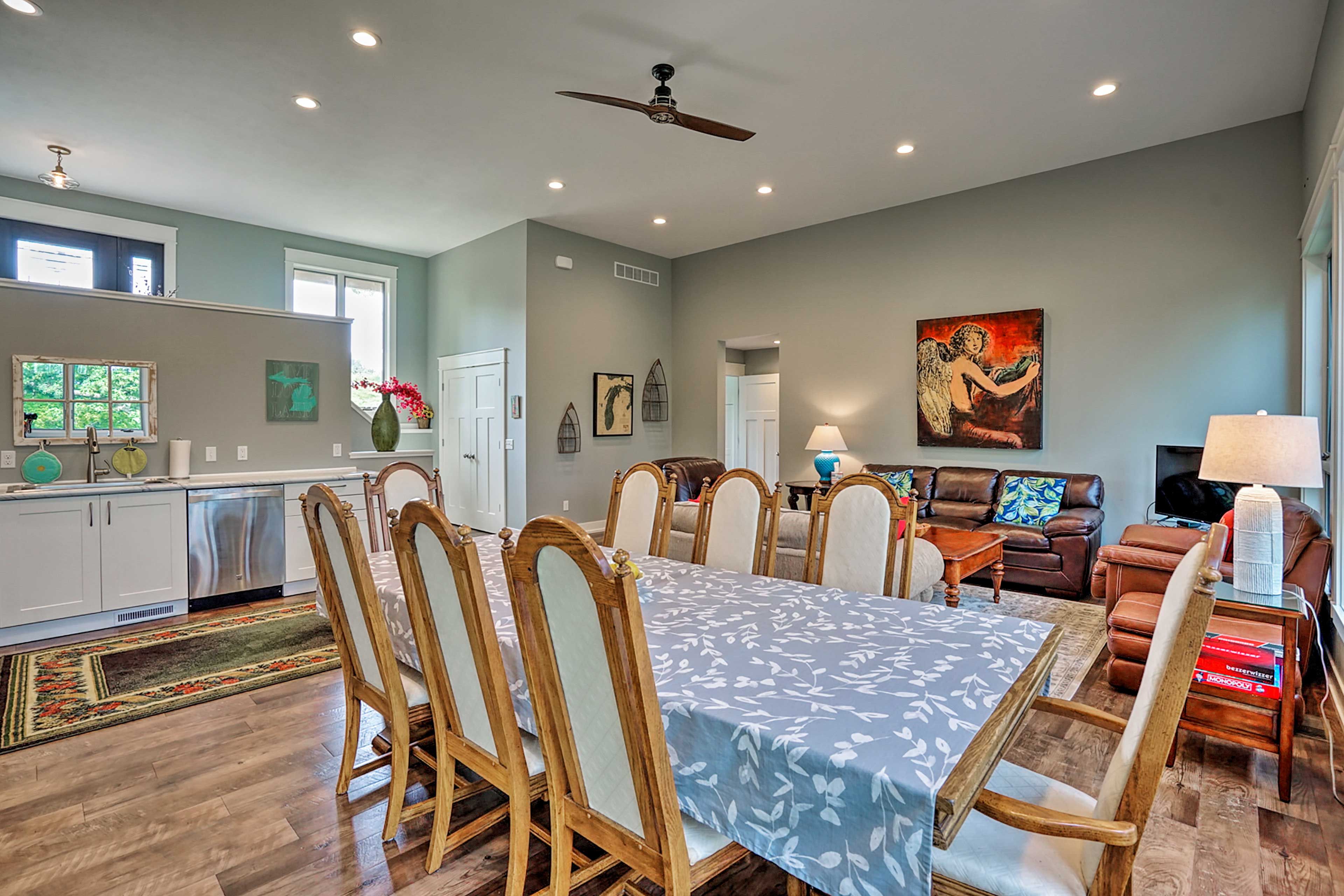 Dining Area | Dishes & Flatware Provided
