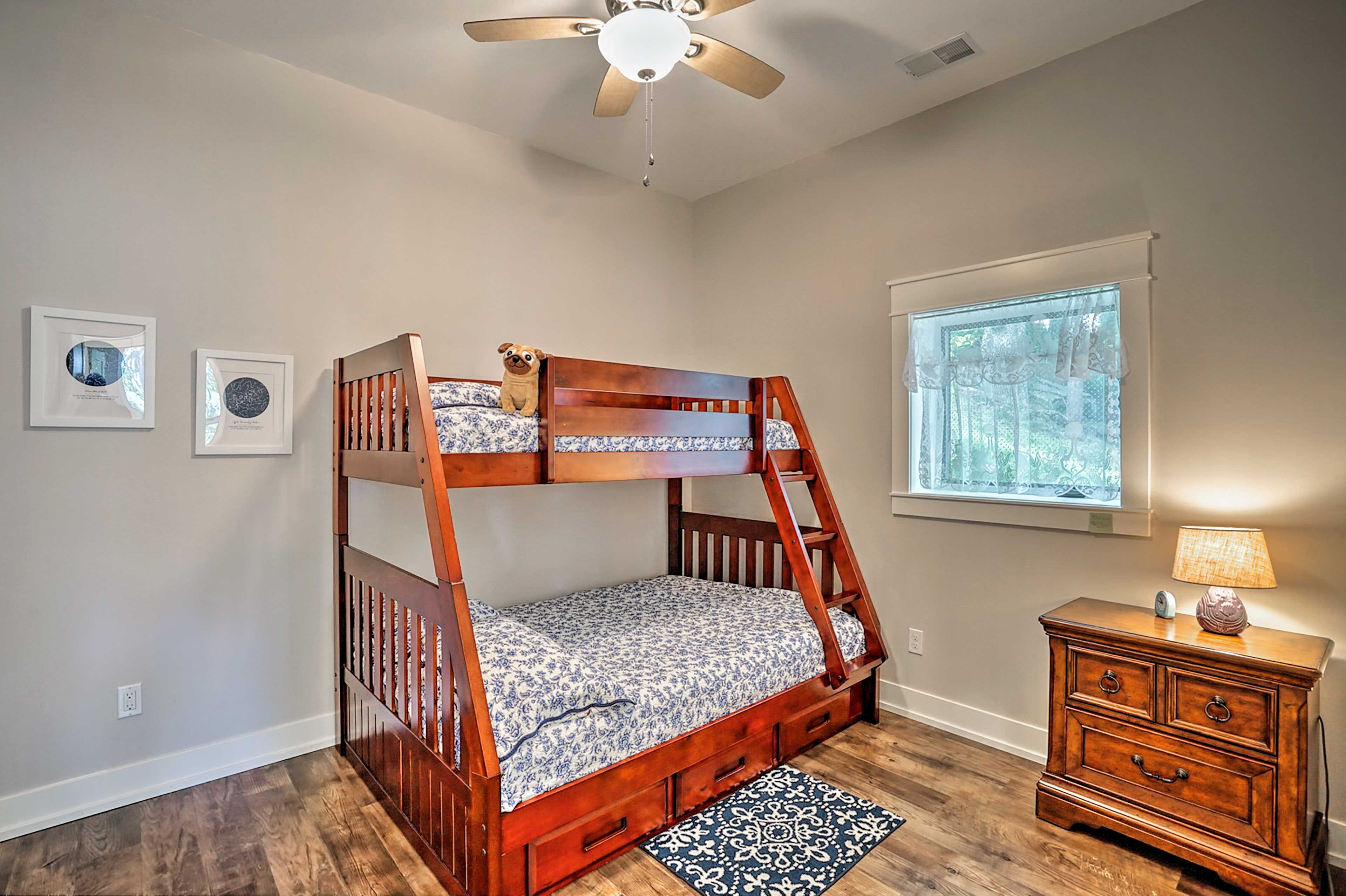 Bedroom 2 | Twin/Full Bunk Bed