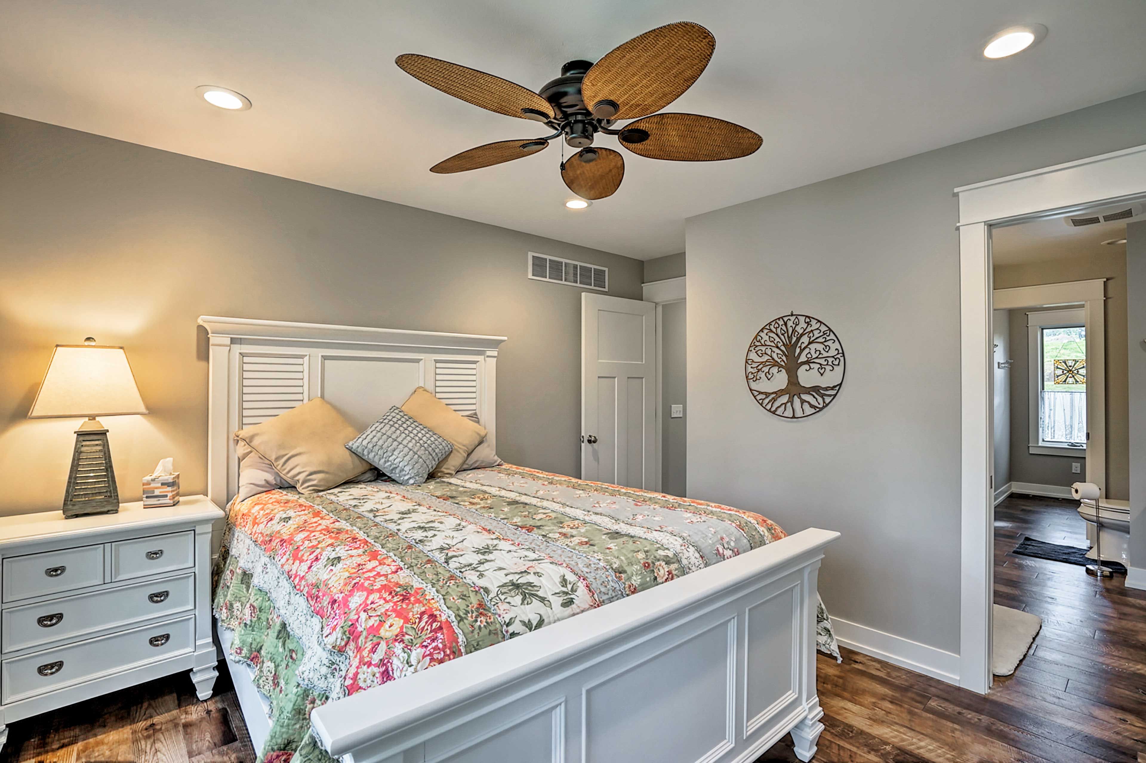 Bedroom 1 | Queen Bed