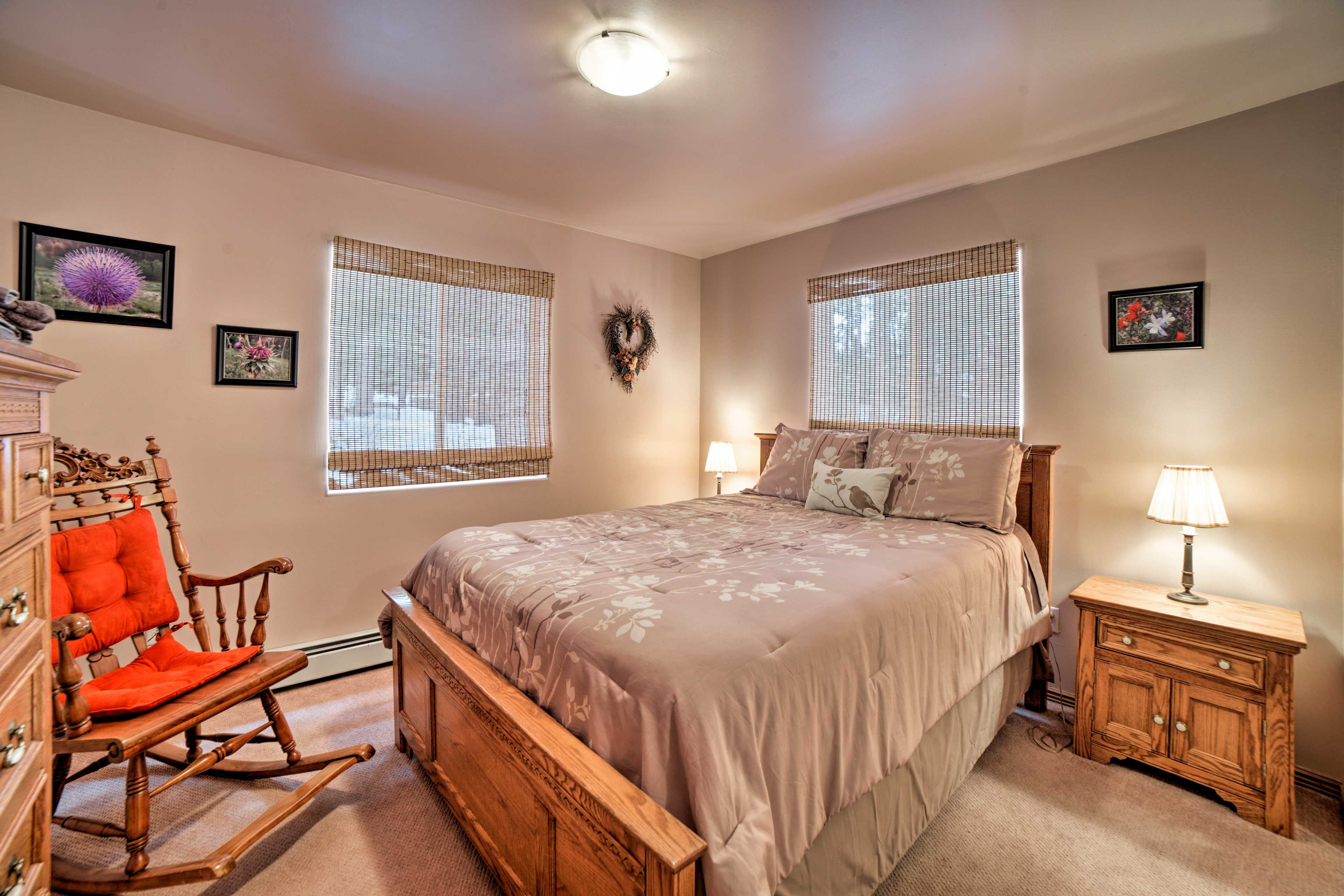 Bedroom 1 | Queen Bed