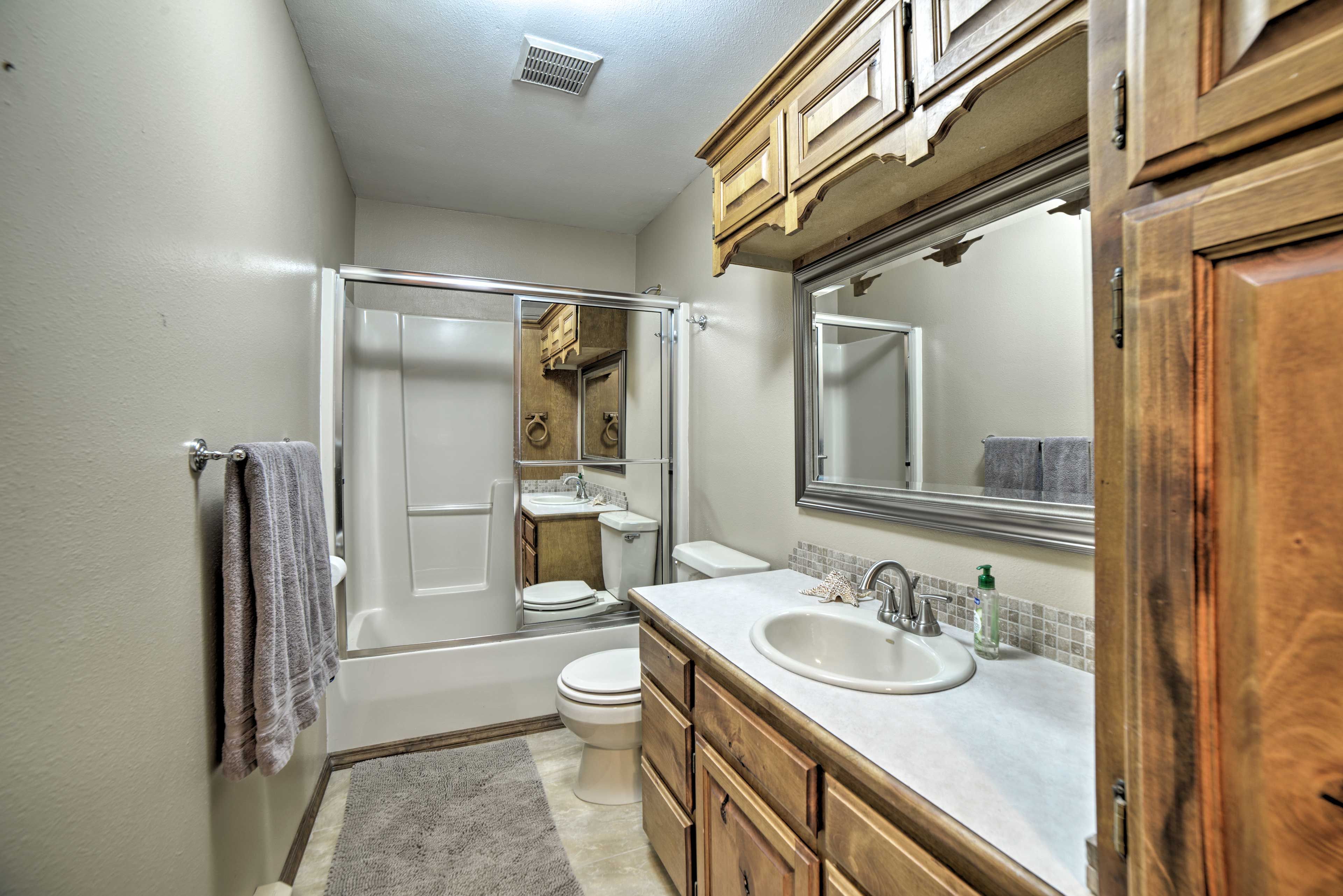 Full Bathroom | Towels & Linens Provided