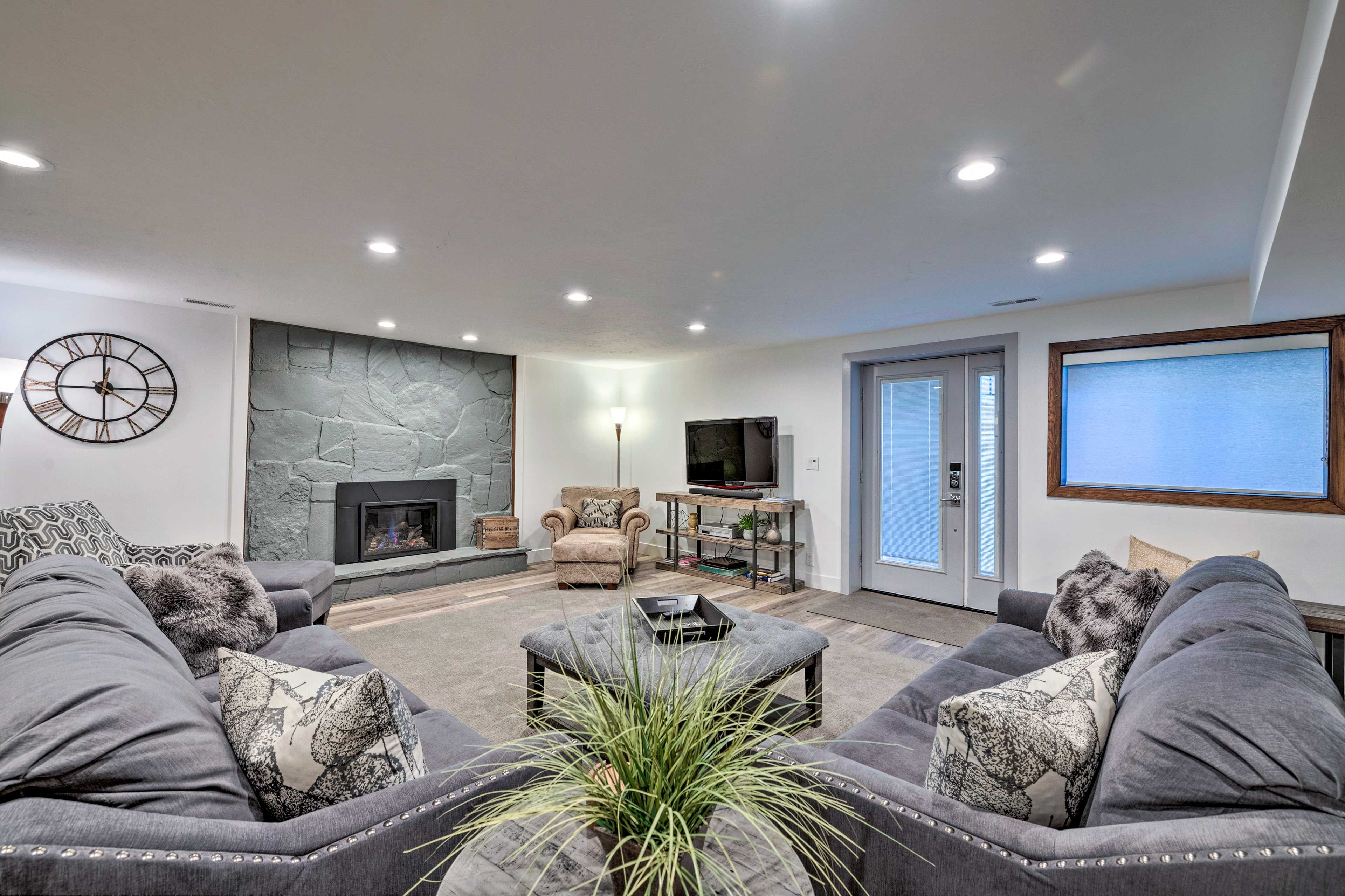Living Room | Sleeper Sofa | Cable TV | Gas Fireplace
