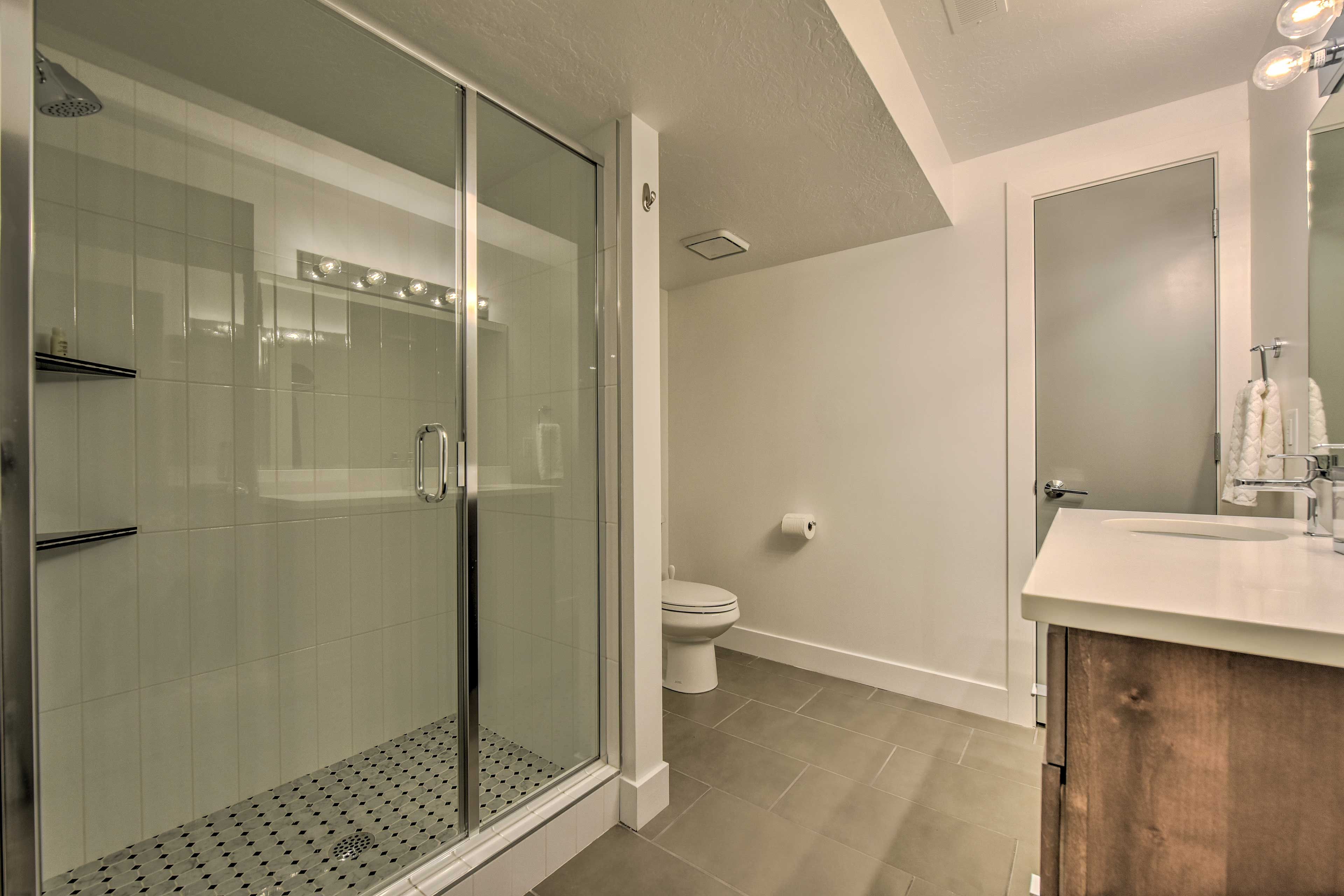 Full Bathroom | Complimentary Toiletries