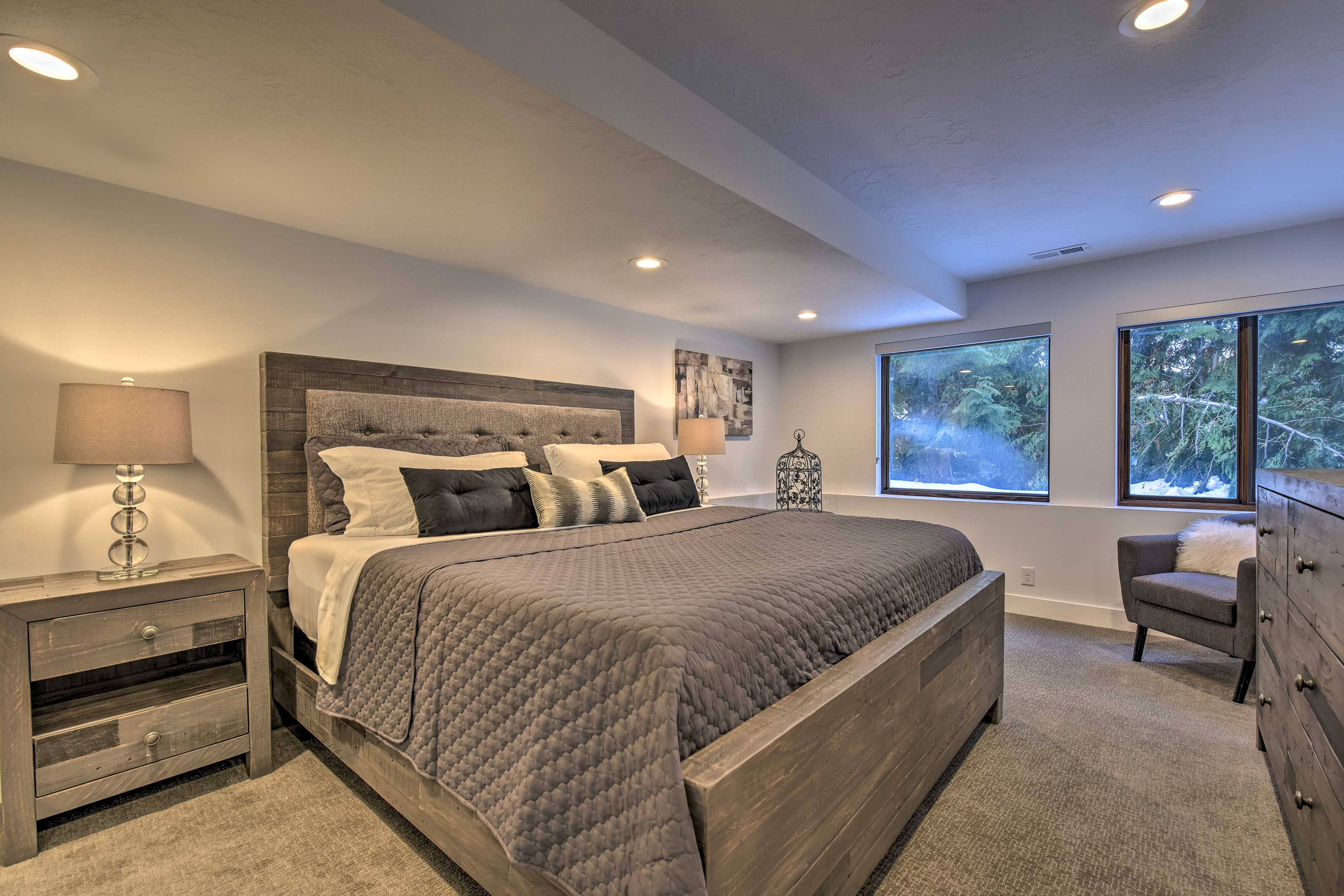 Bedroom 1 | King Bed | Cable TV