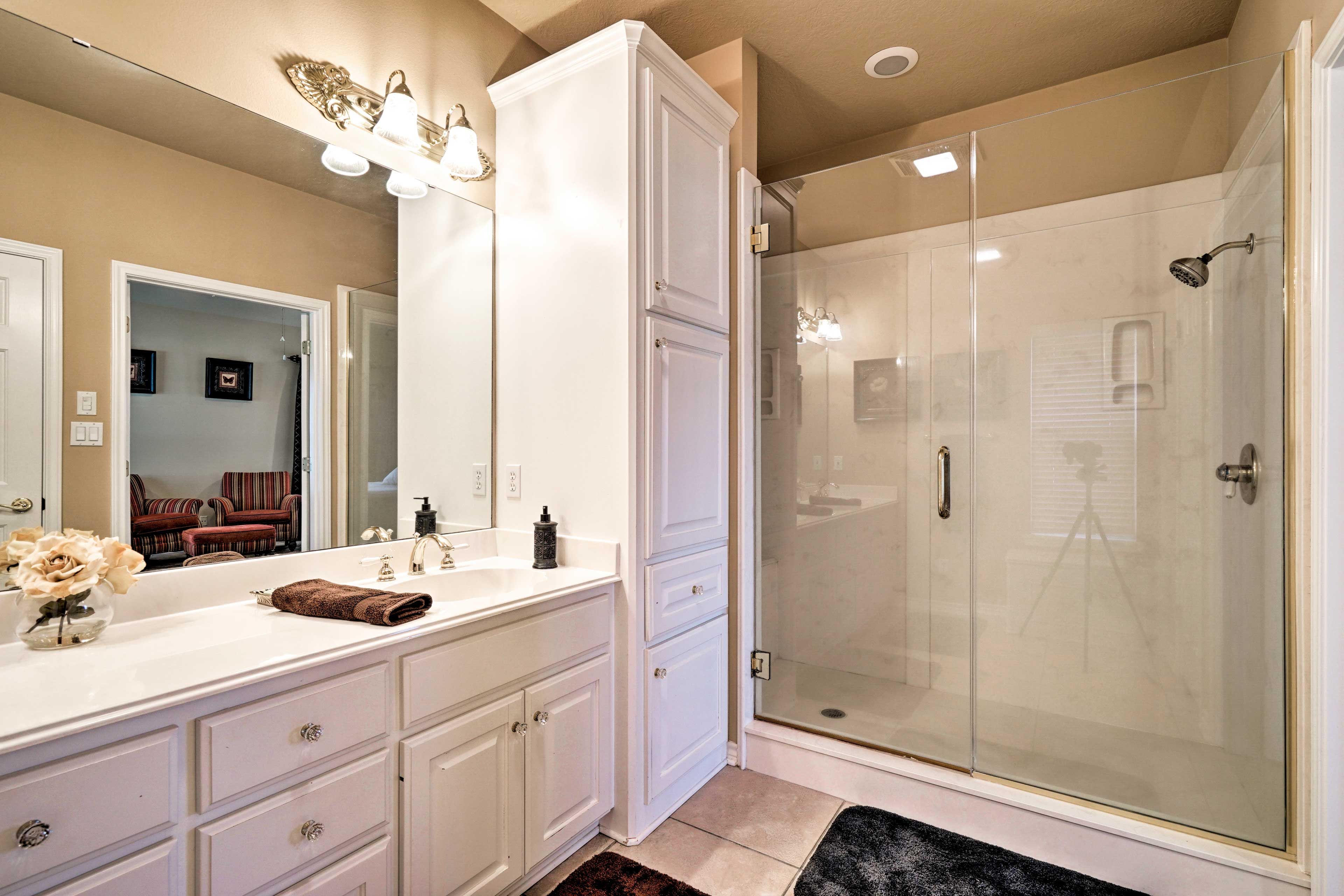 En-Suite Bathroom | Towels & Linens Provided
