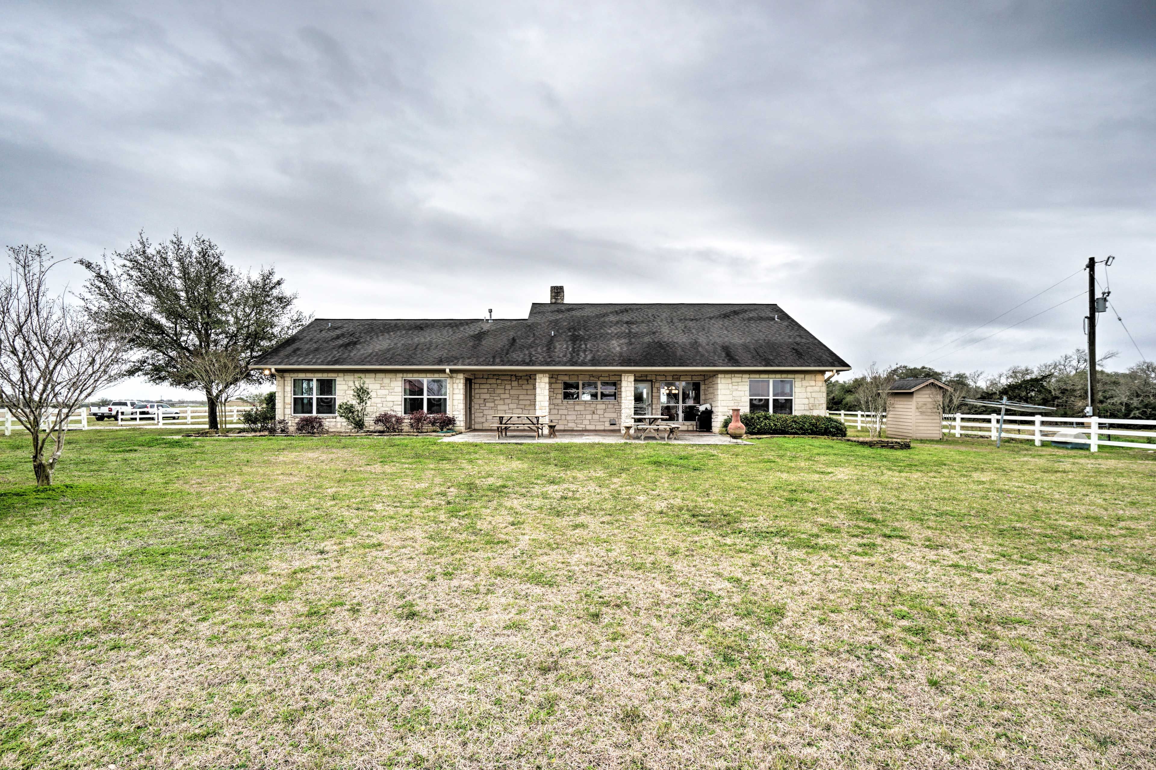 Spacious Yard | Fire Pit (Wood Provided)