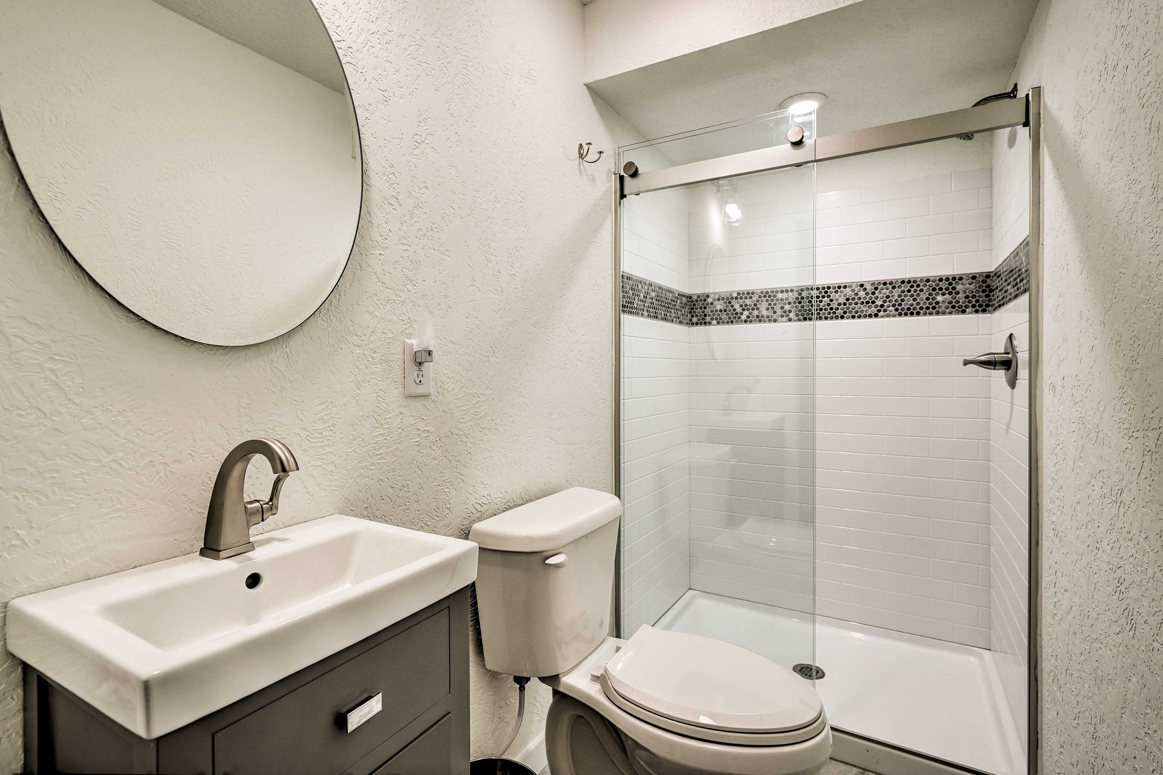 Full Bathroom | Towels Provided