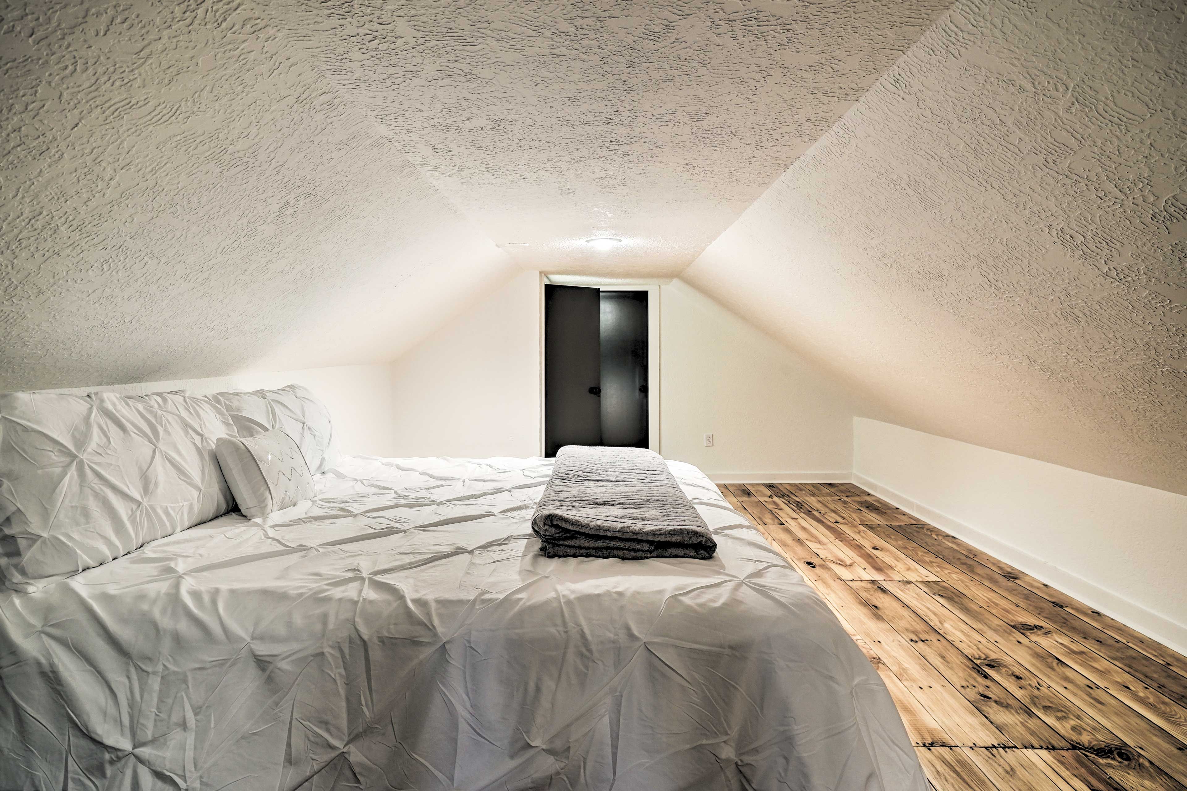 Loft | Queen Bed
