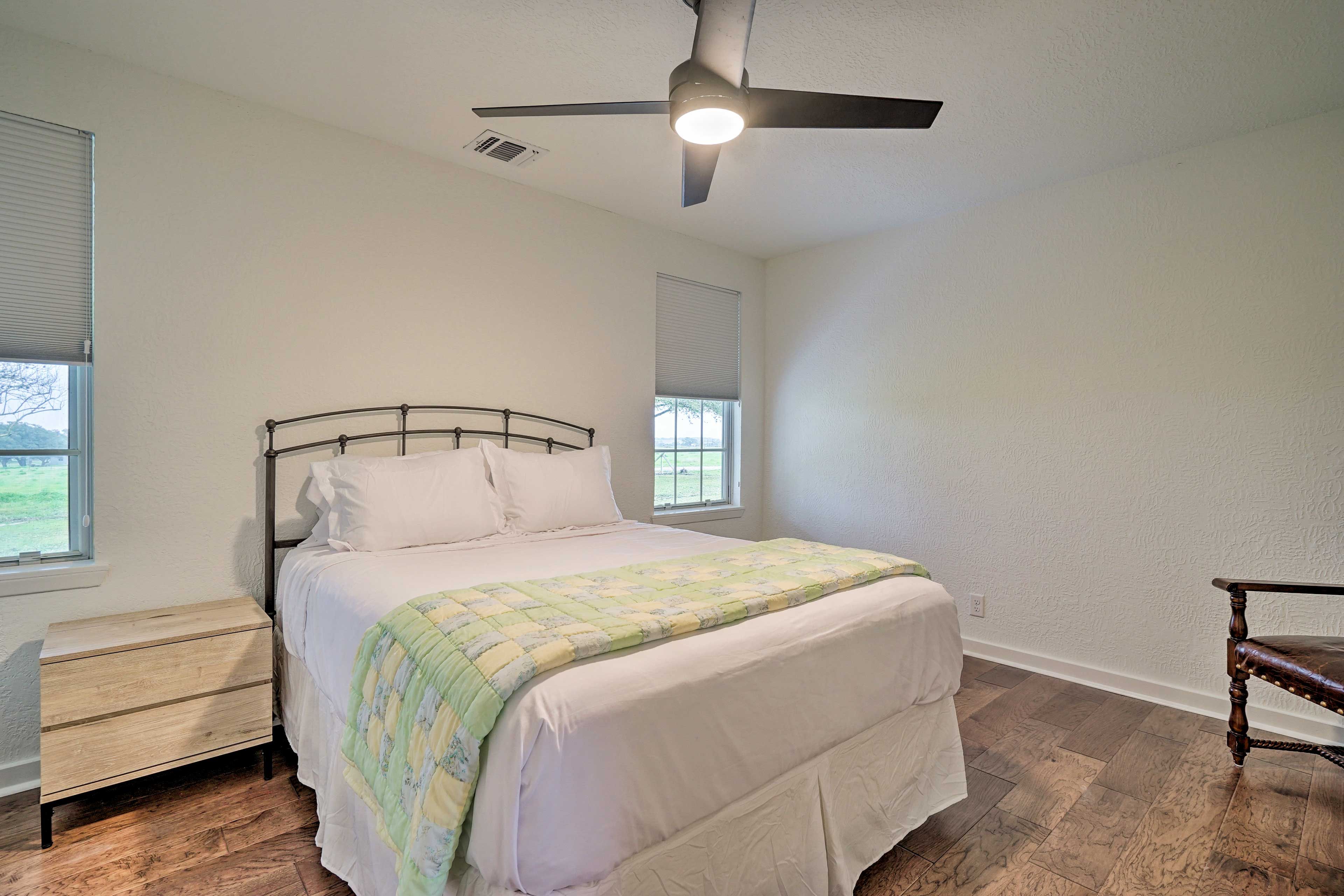 Bedroom 3 | Queen Bed | Hangers