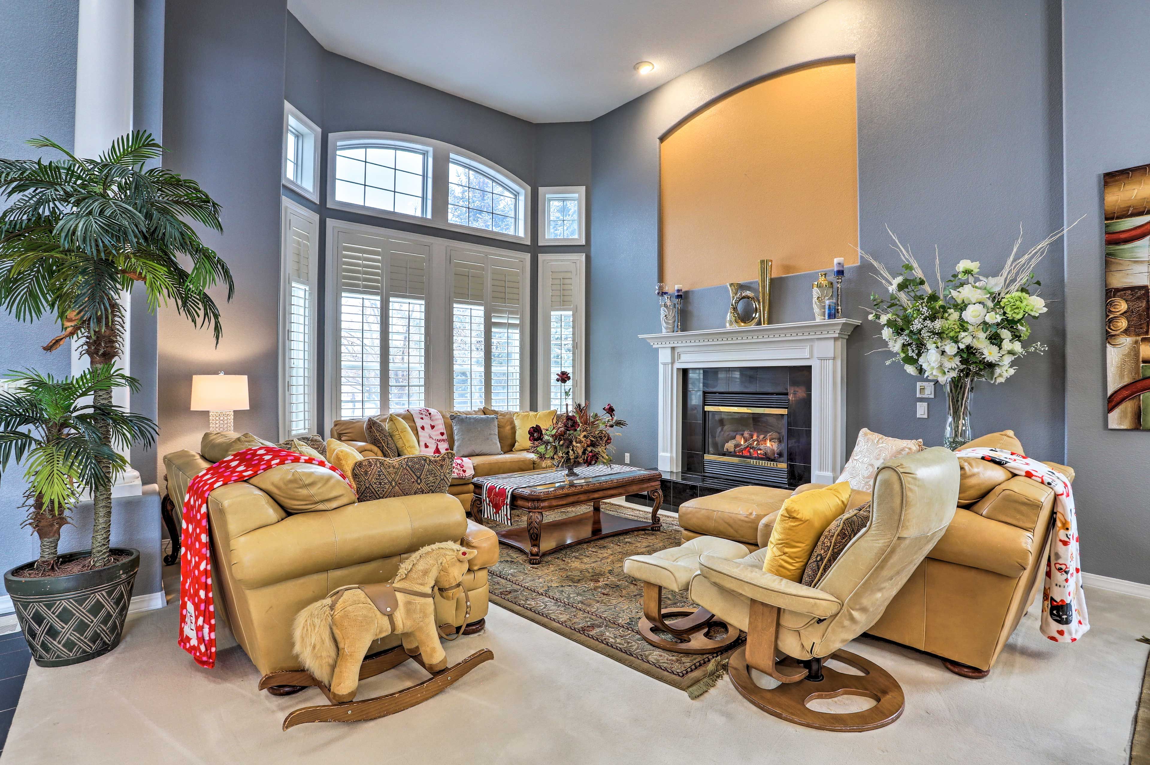 Living Room | Smart TV | Fireplace