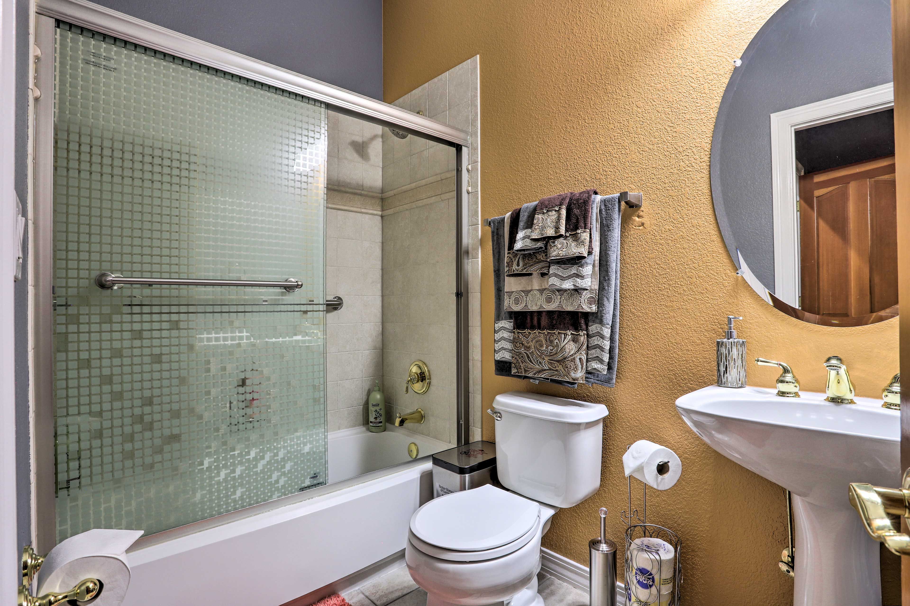 Full Bathroom | 1st Floor | Towels Provided | Complimentary Toiletries