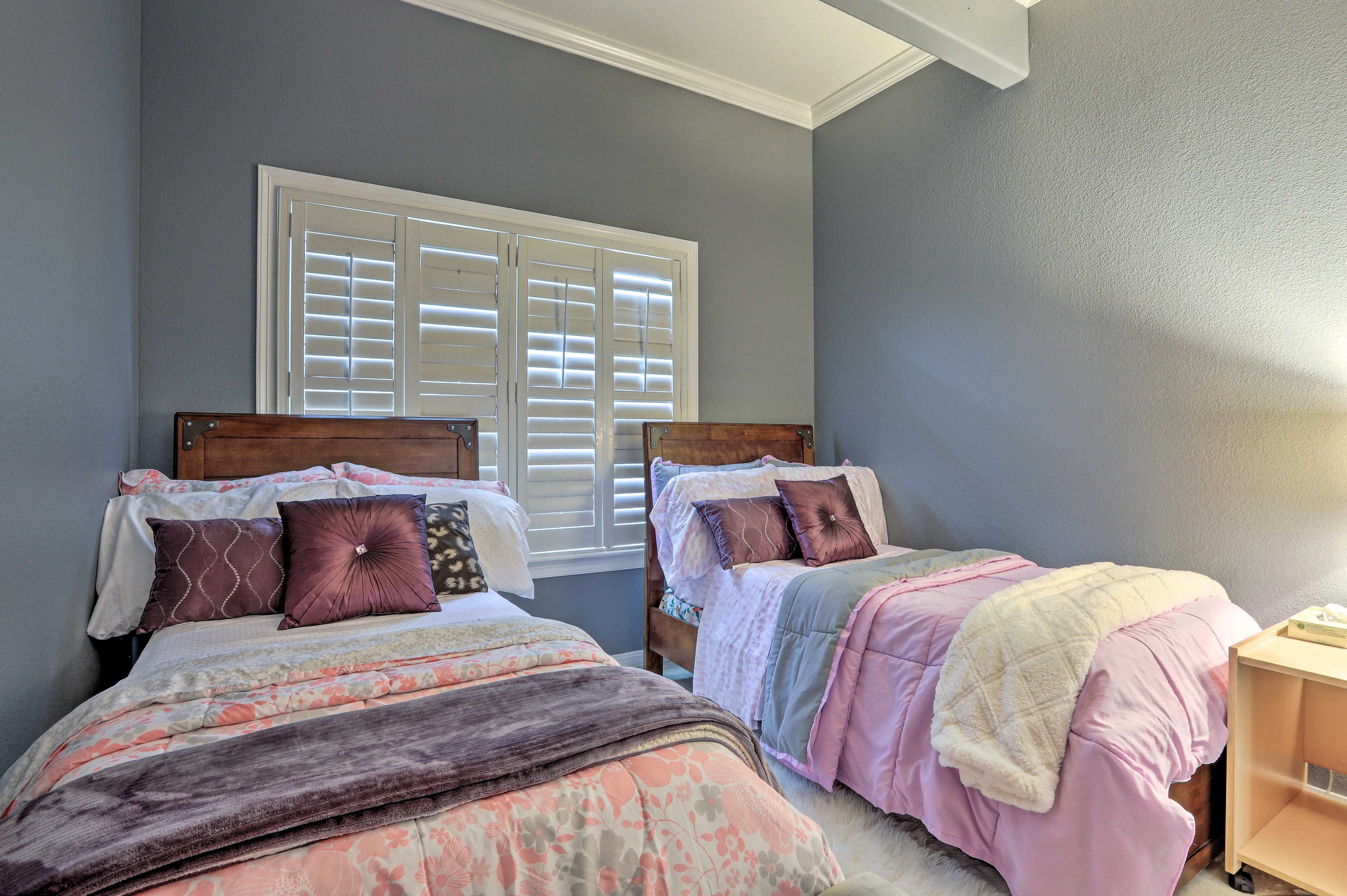 Bedroom 2 | 2 Twin Beds | 1st Floor | Hangers