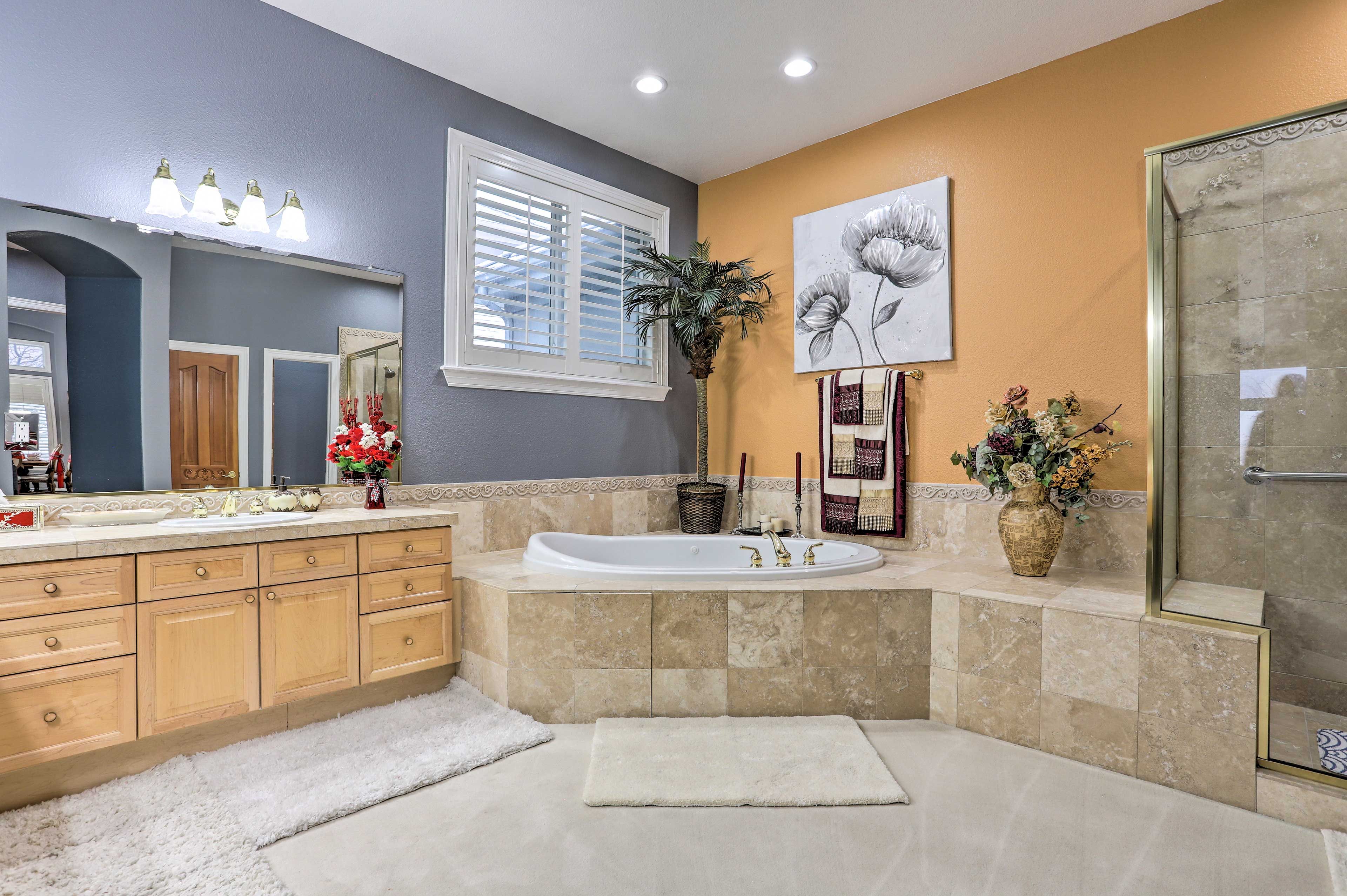 Full Bathroom | 1st Floor | Hair Dryer | Walk-In Closet