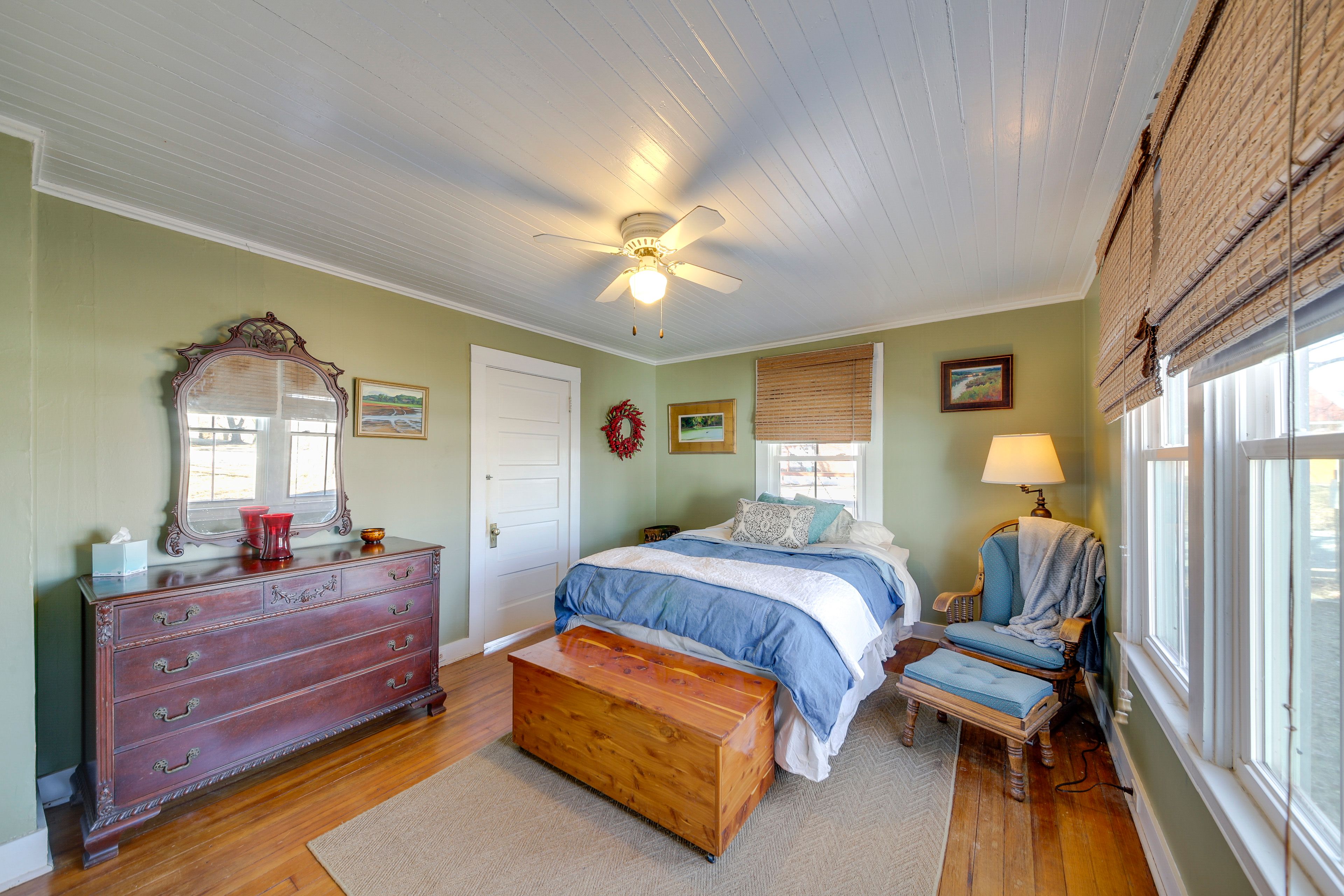 Bedroom 1 | Queen Bed