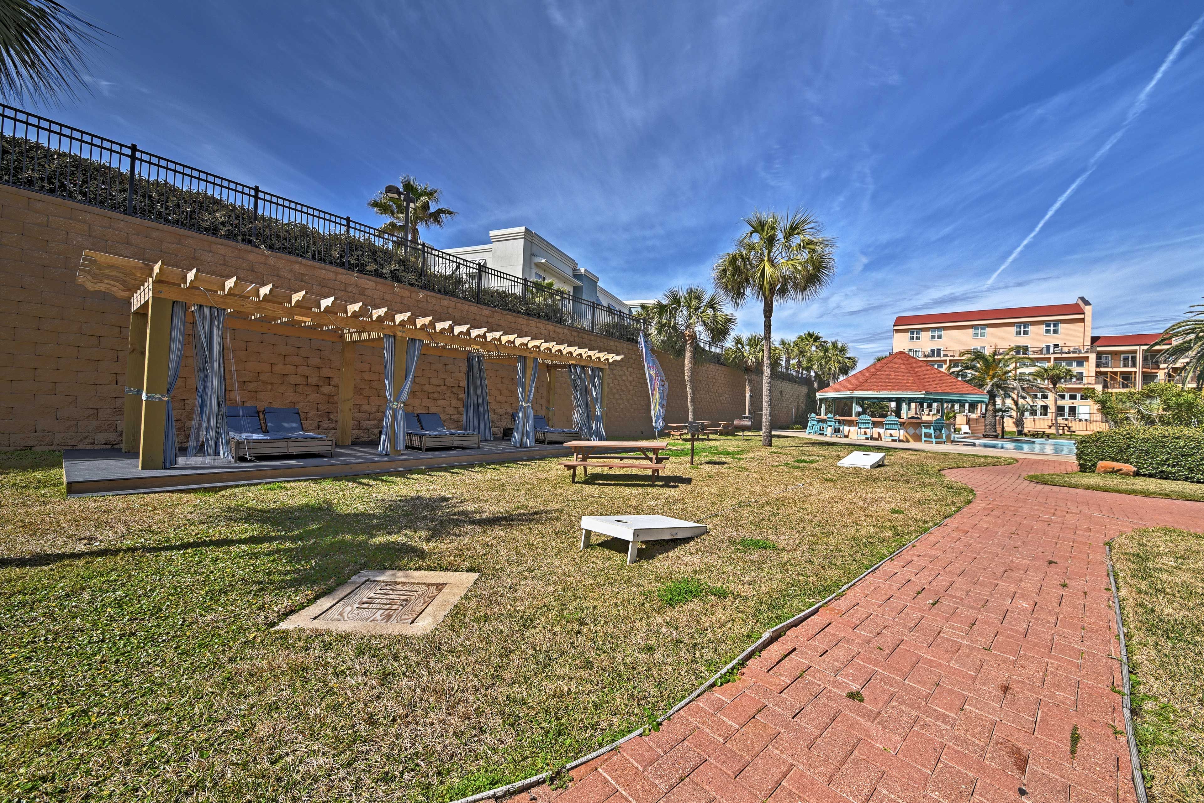 Play yard games with your loved ones by the pergola!