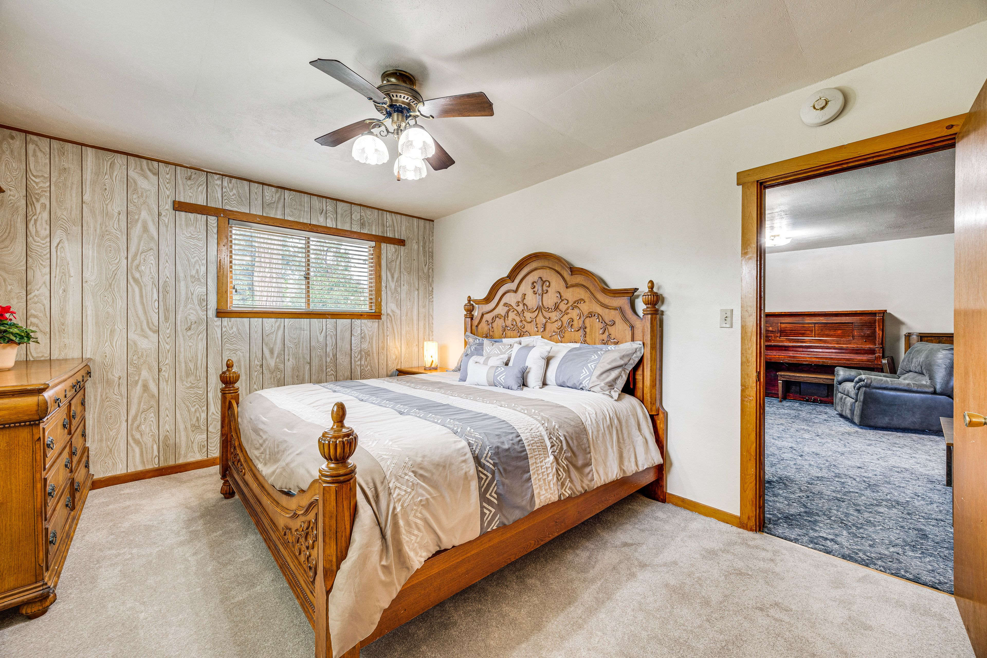 Bedroom 1 | King Bed | 1st Floor