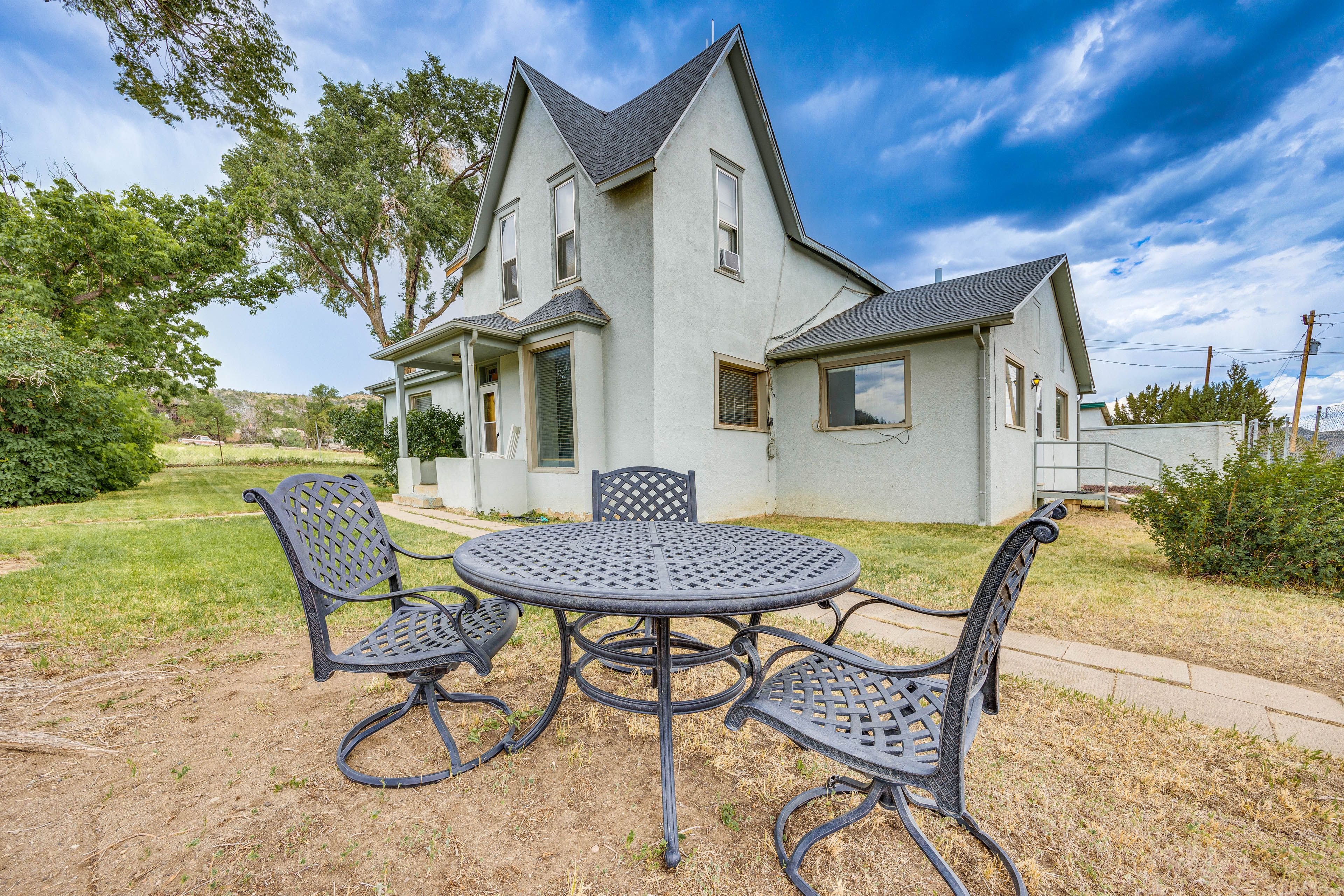 Yard | Outdoor Dining Area