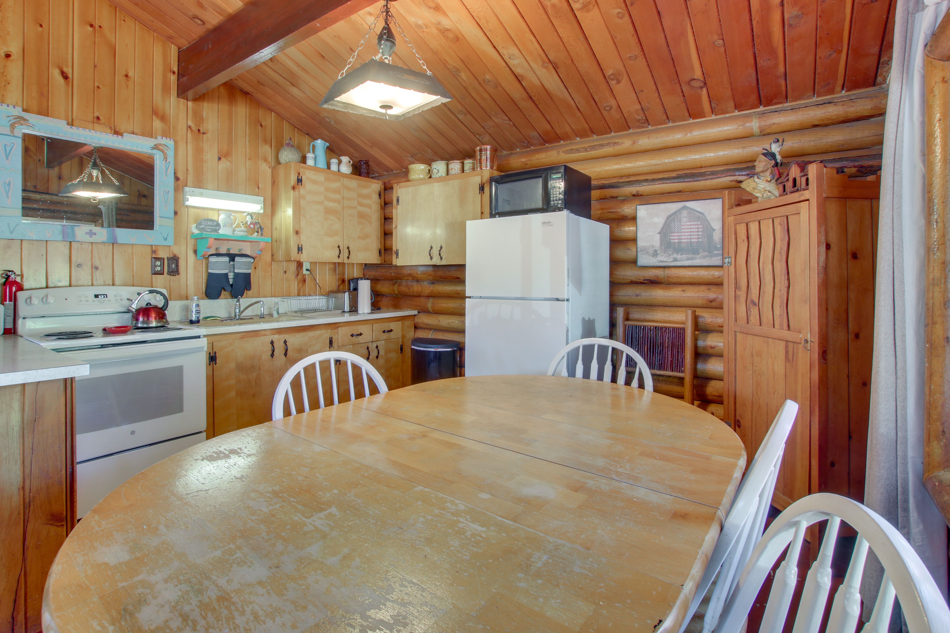 Kitchen & Dining Area | Single-Story Cabin