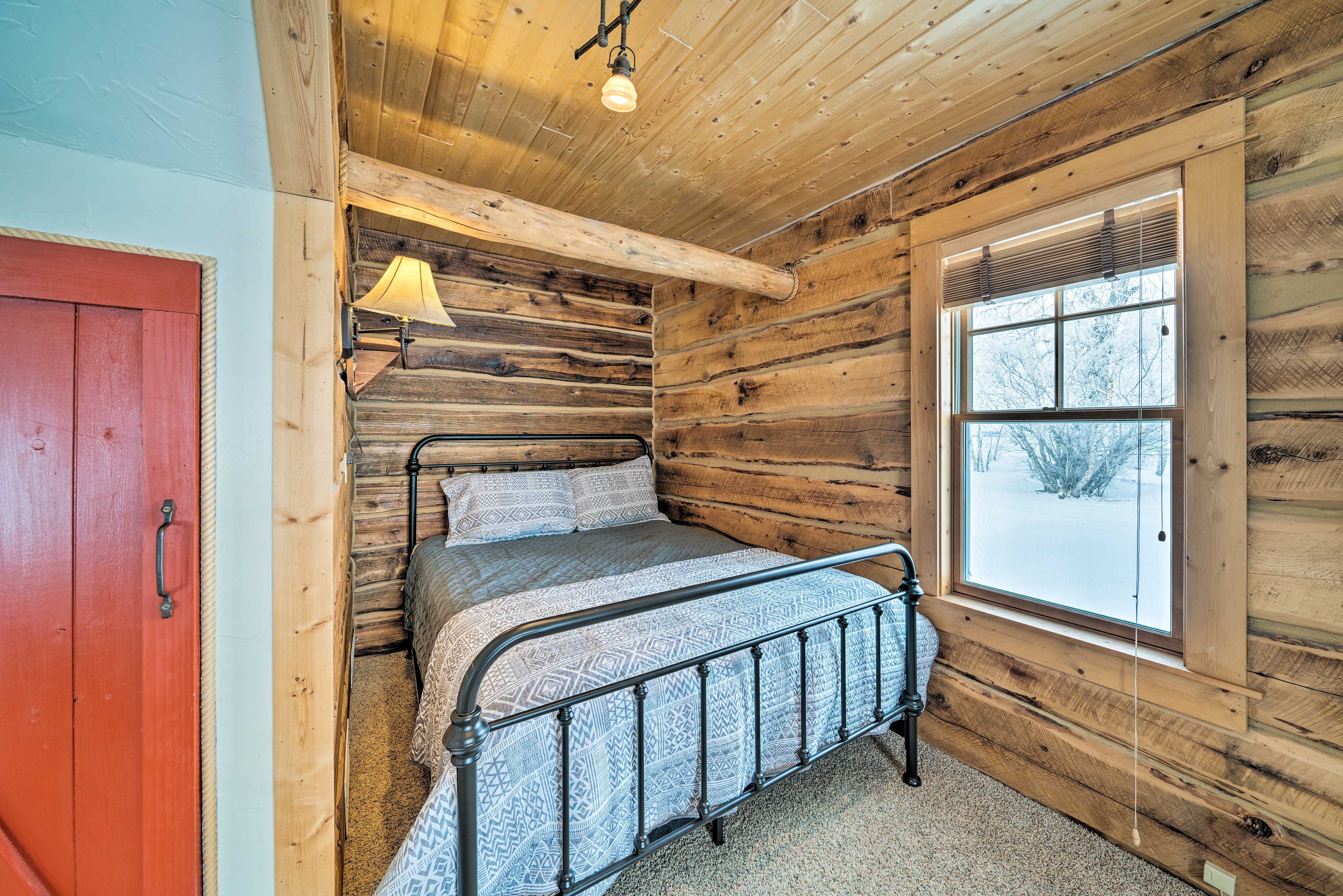 Bedroom 1 | Queen Bed | 1st Floor