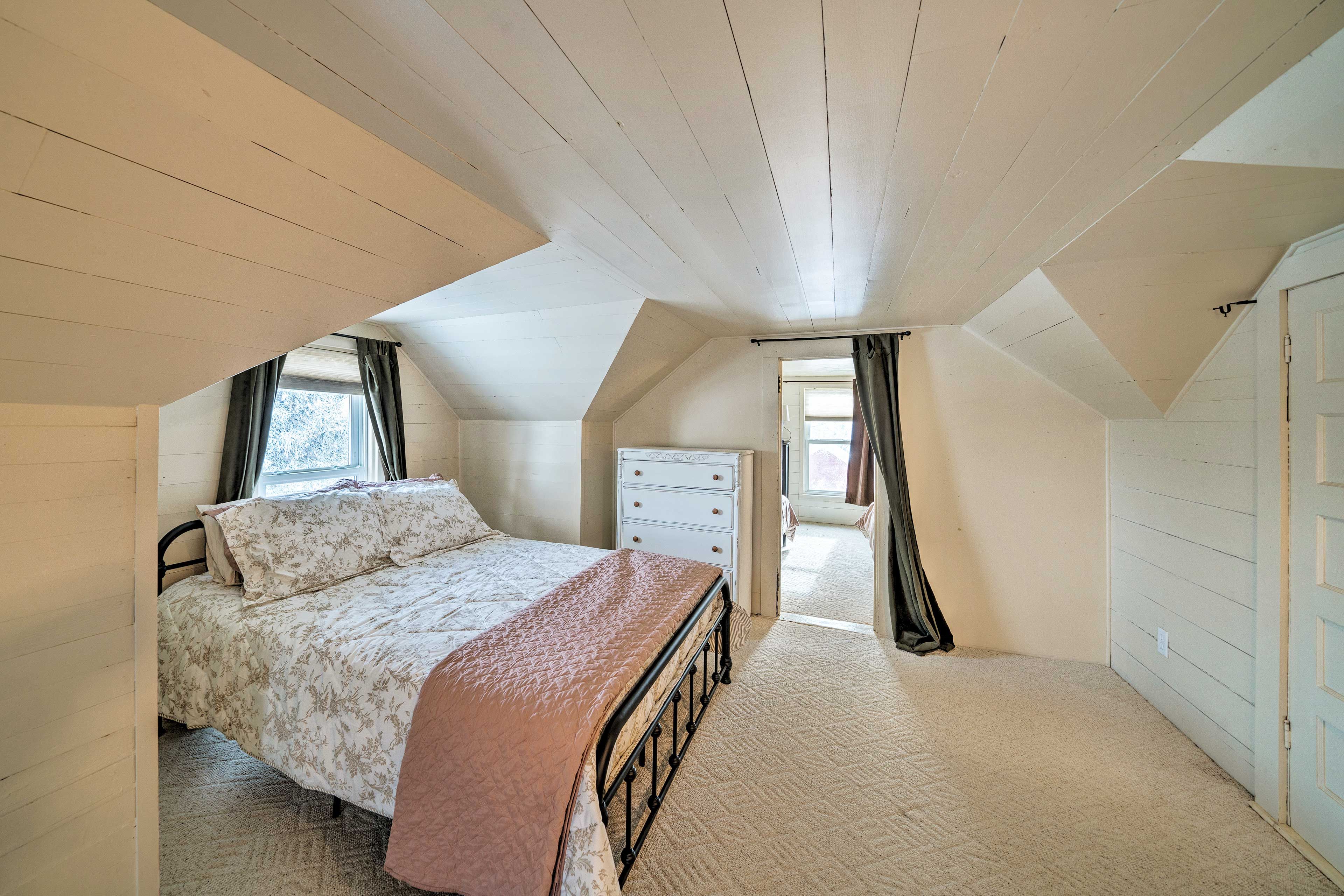 Bedroom 2 | Queen Bed | 2nd Floor