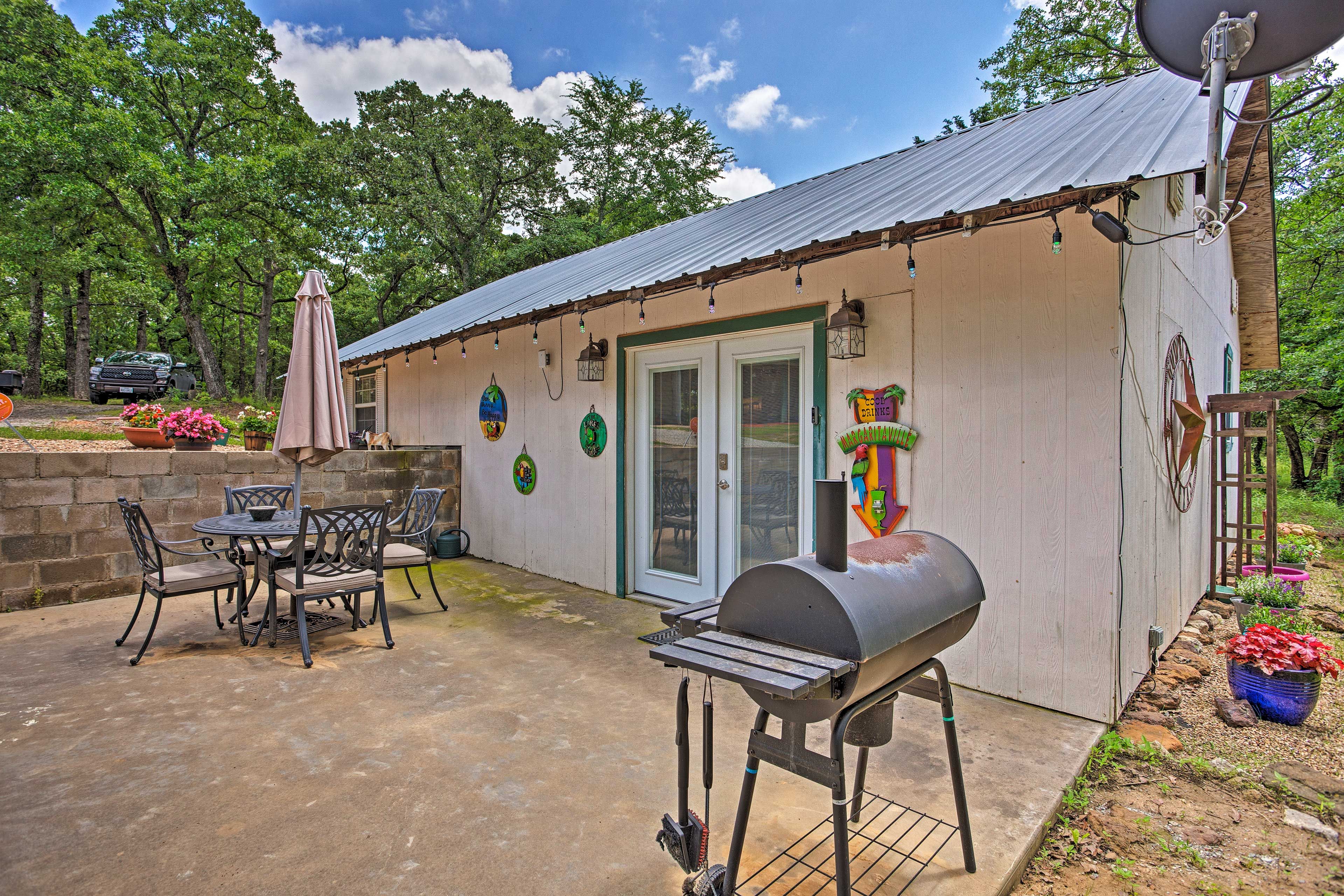 Private Patio | Charcoal Grill | Outdoor Dining Table