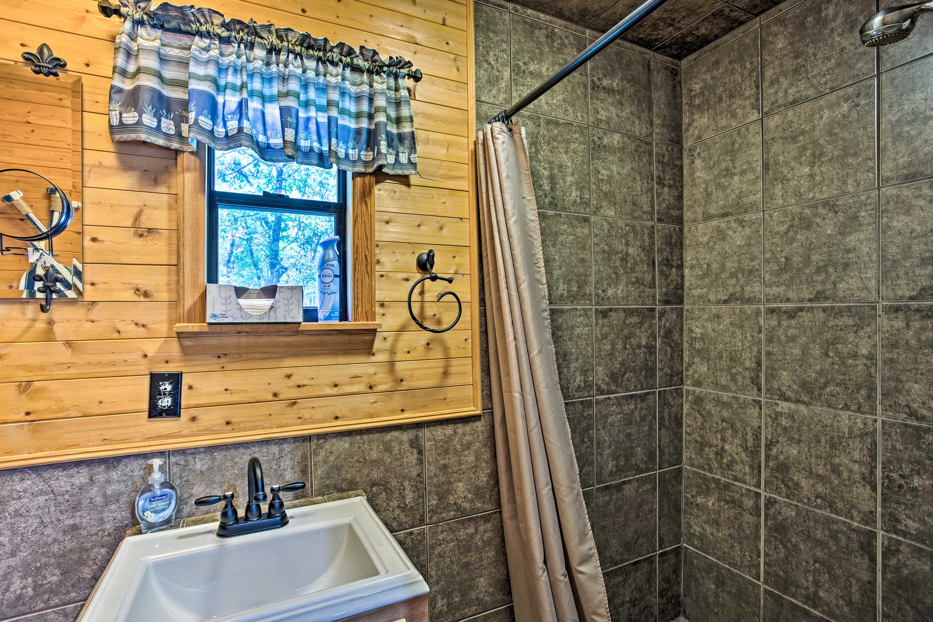 Full Bathroom | Towels Provided