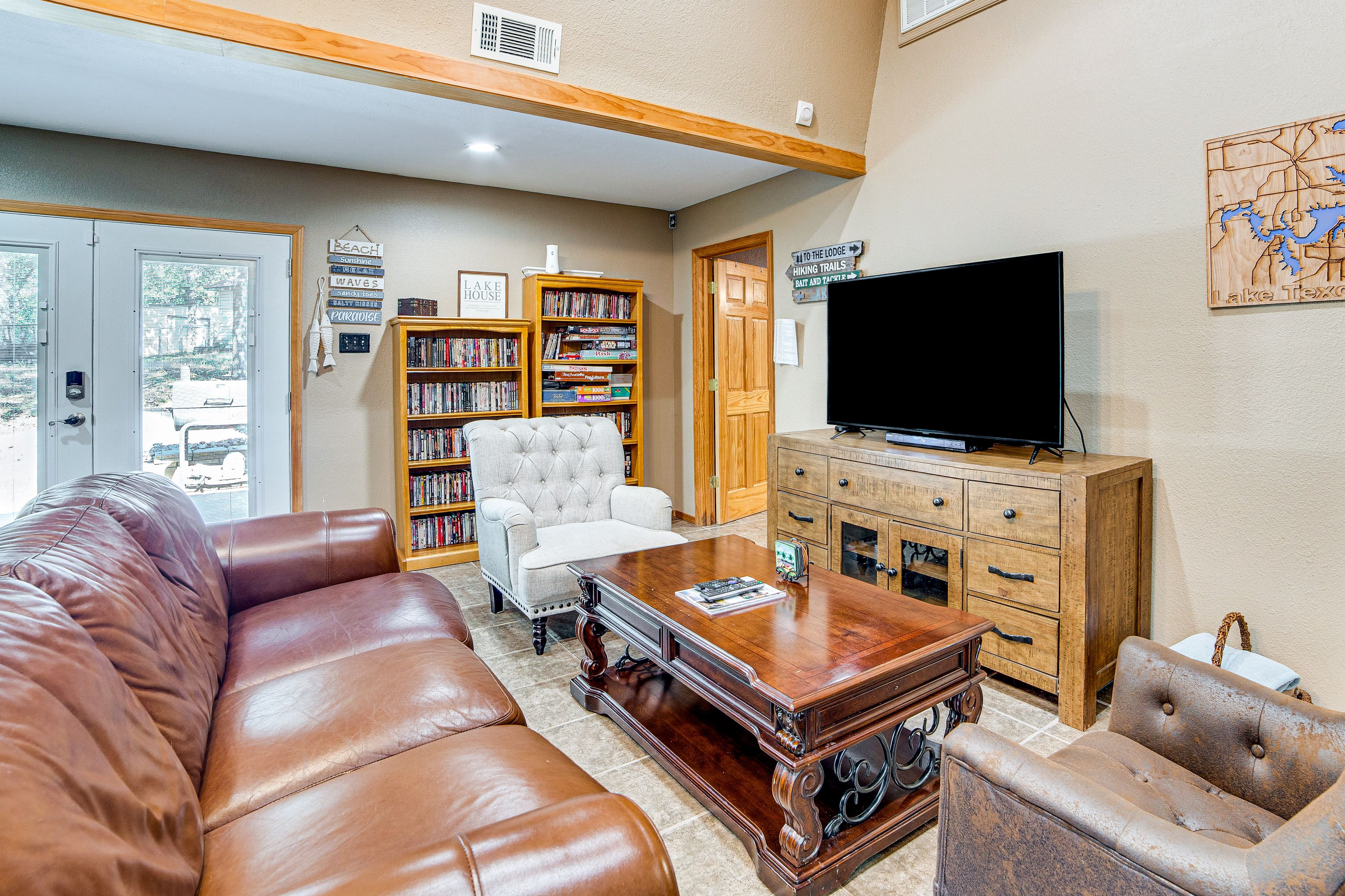 Living Room | Smart TV | Board Games | Central A/C