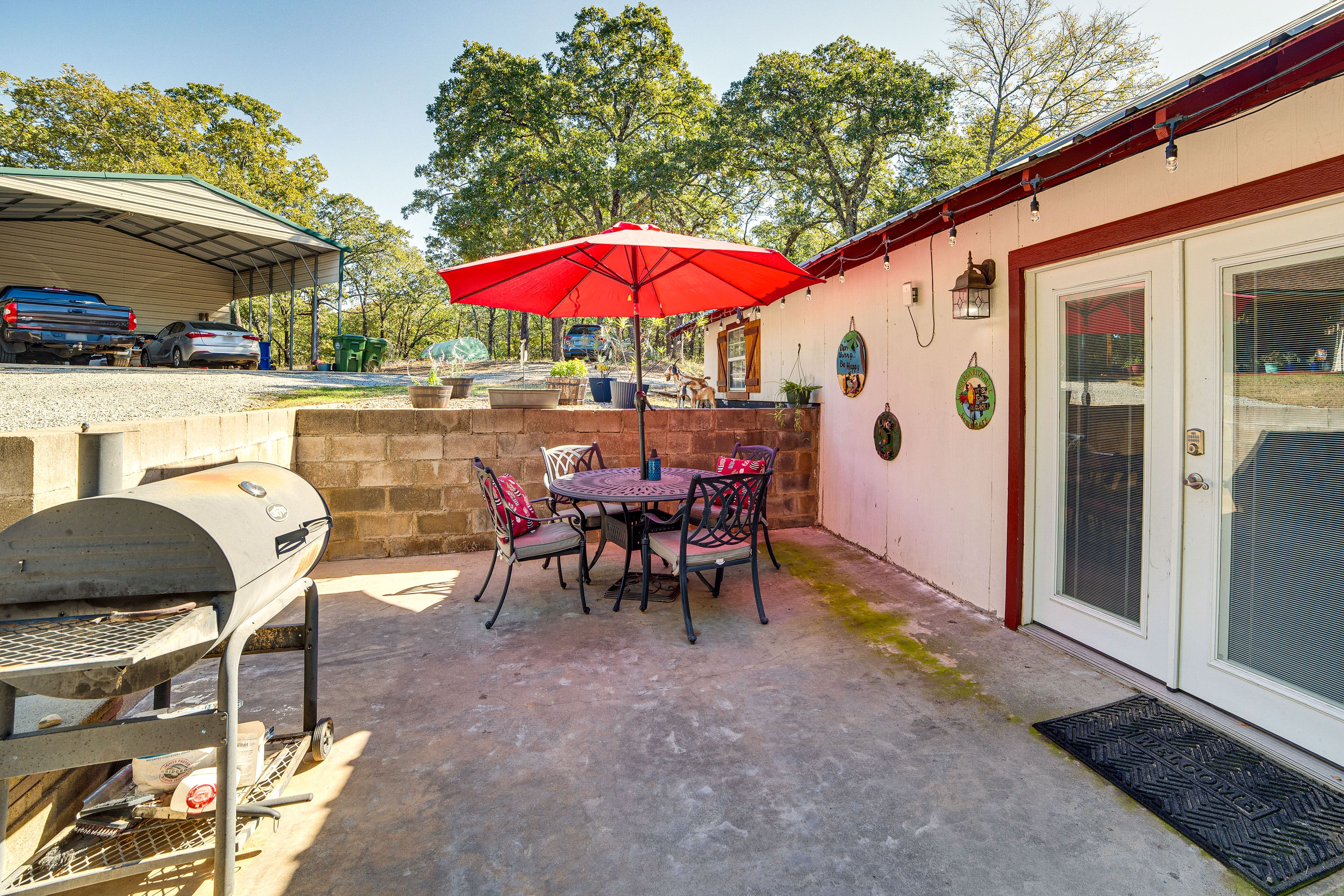 Private Patio | Charcoal Grill | Outdoor Dining Table