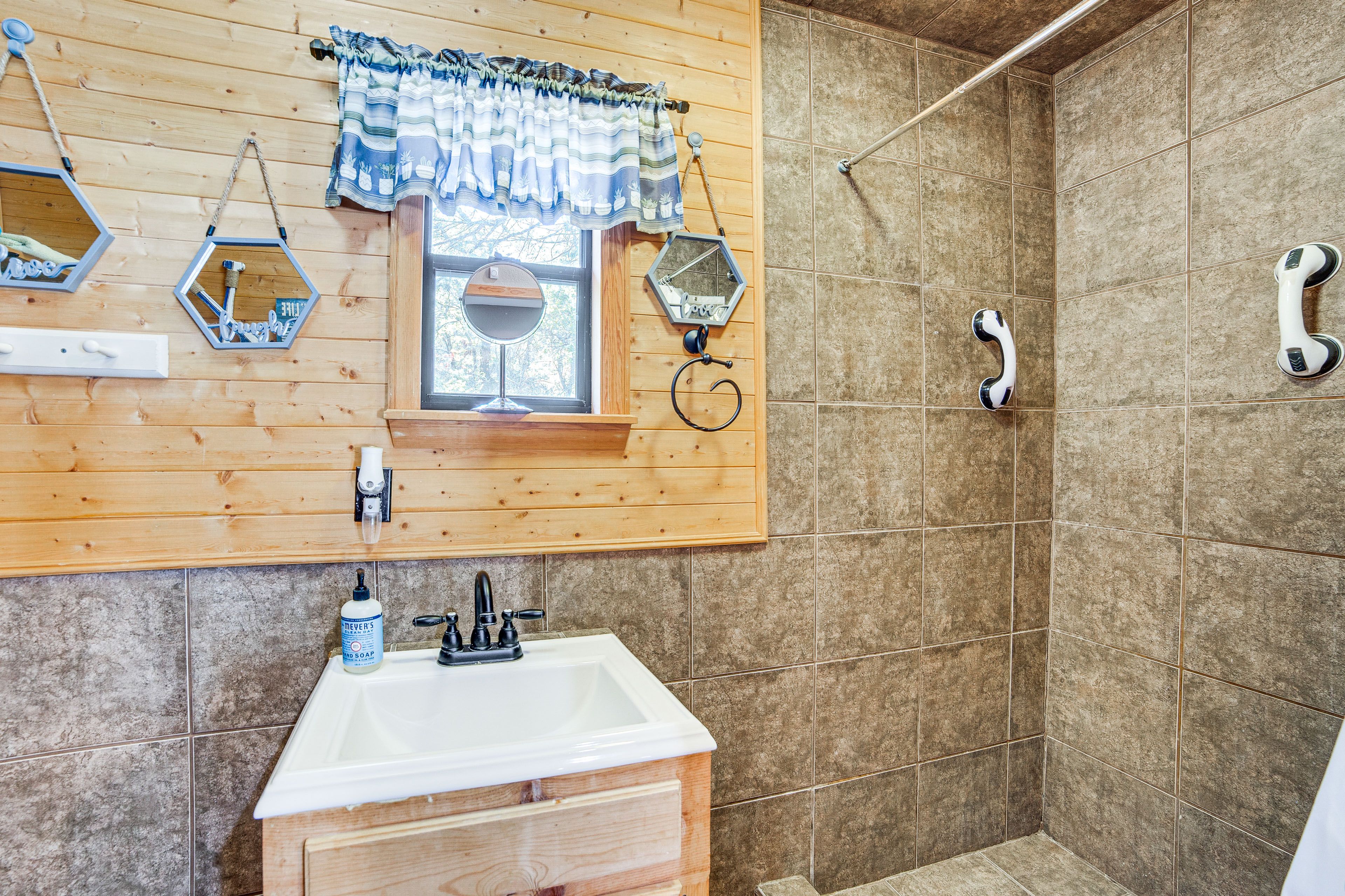 Full Bathroom | Towels Provided