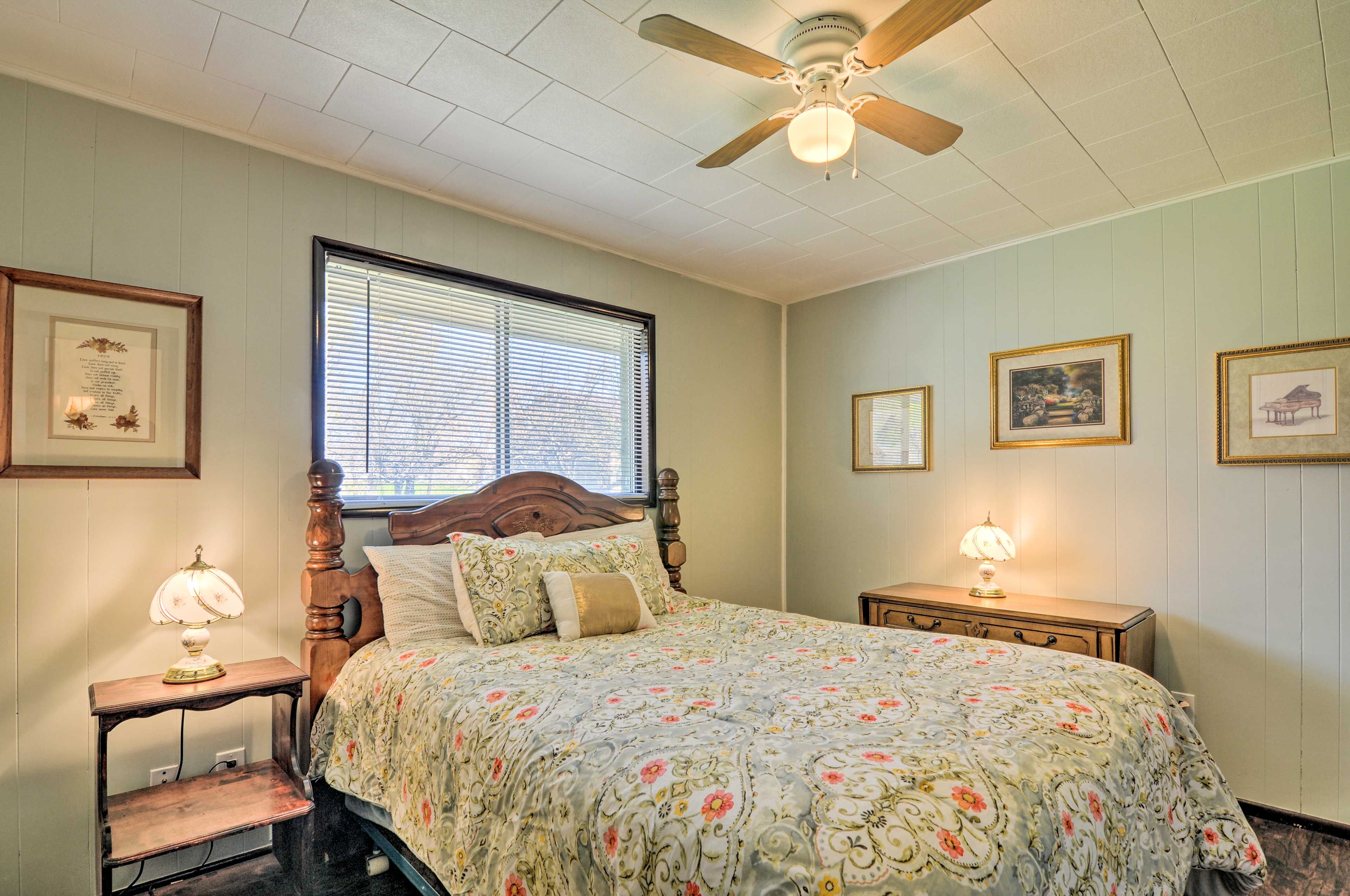 Bedroom 1 | Queen Bed