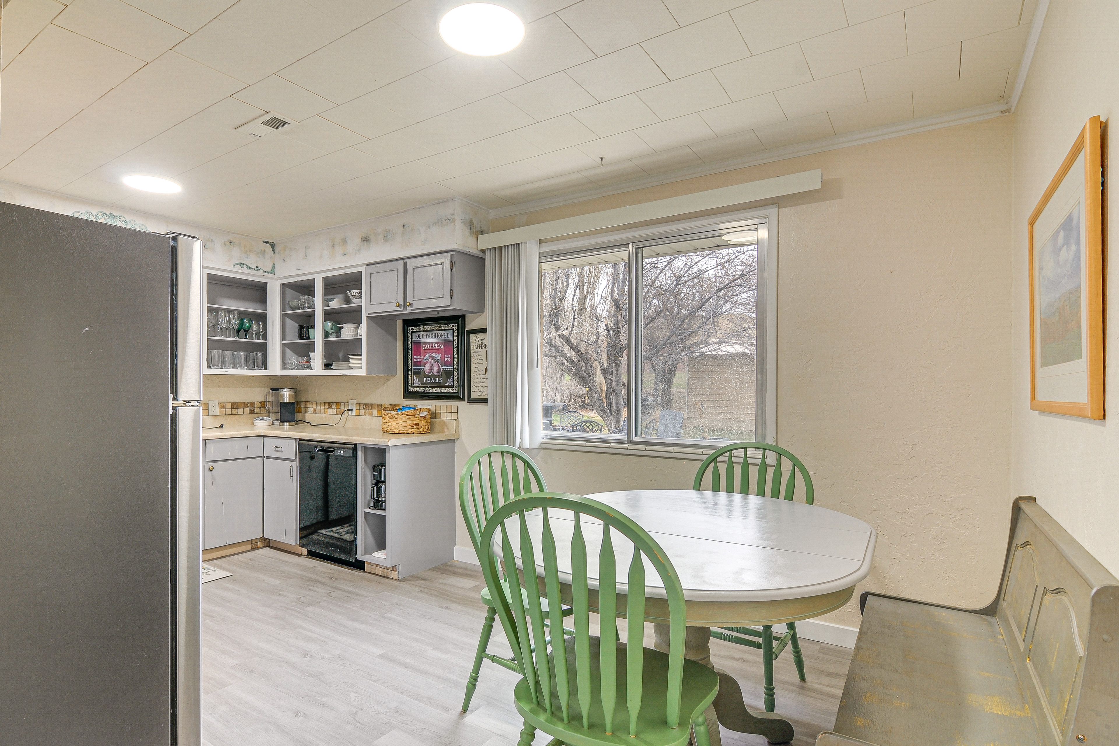 Dining Area | Dishes & Flatware Provided