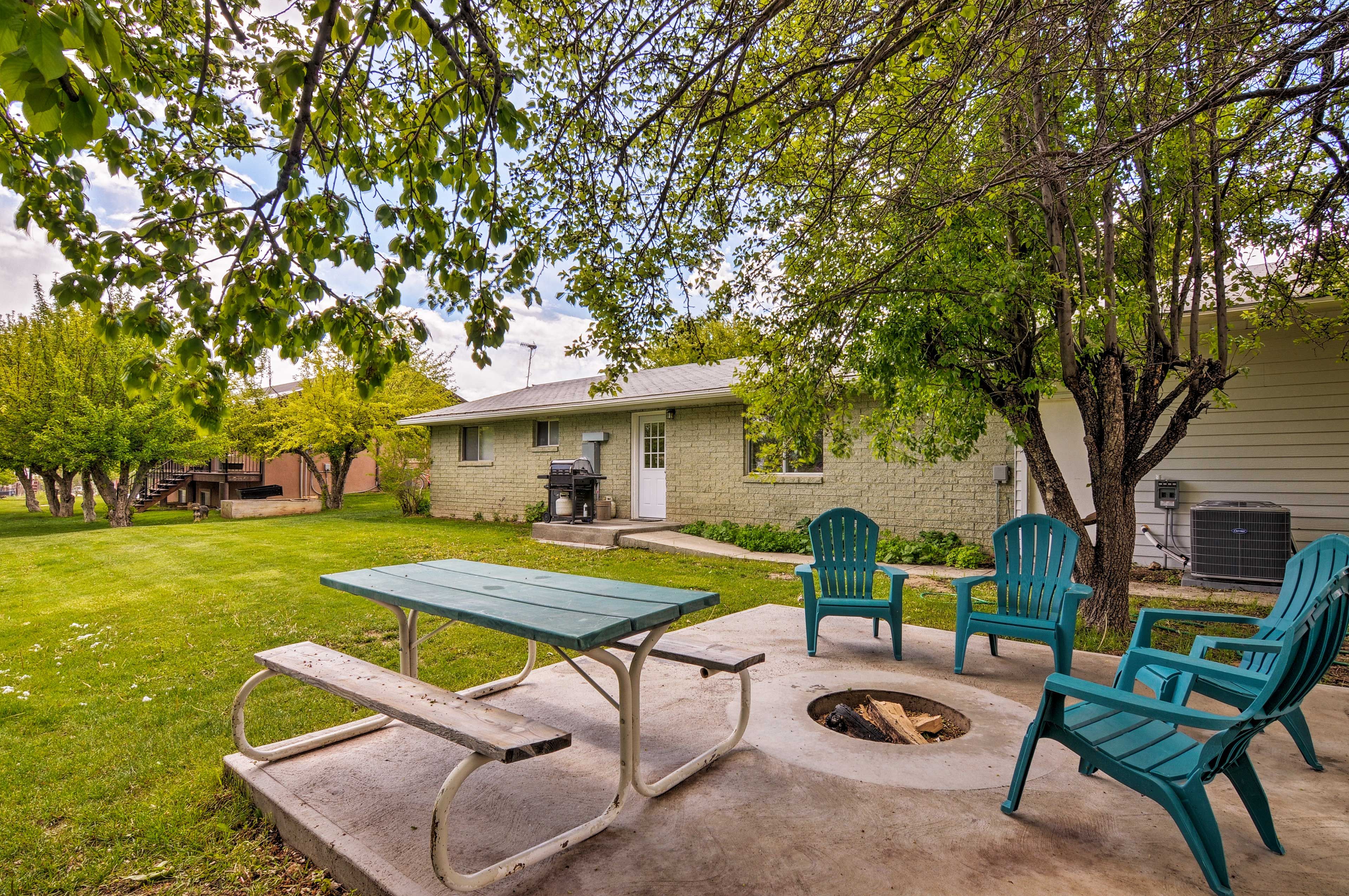 Backyard | Fire Pit | Outdoor Dining | Gas Grill