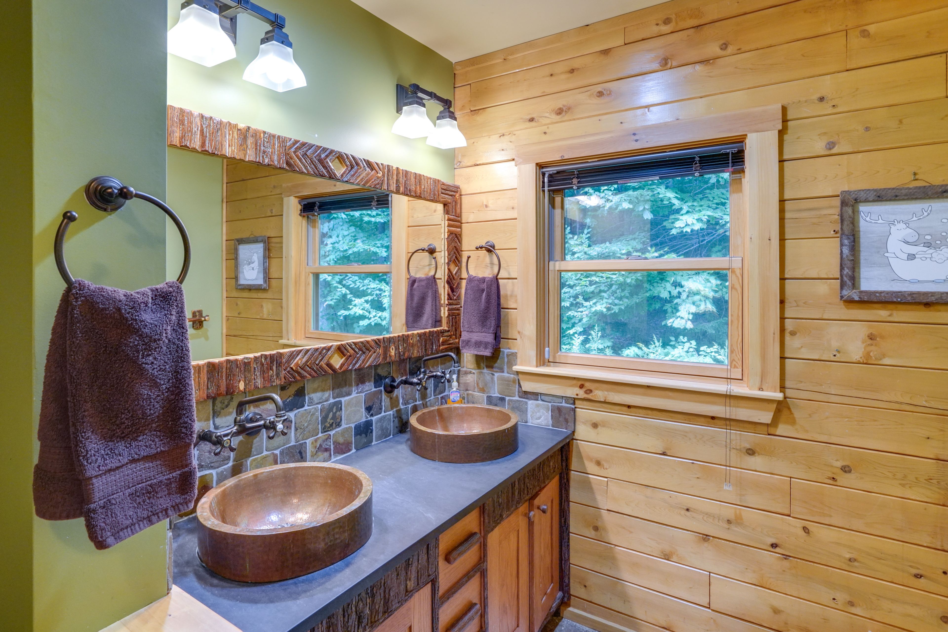 Full Bathroom | Towels Provided