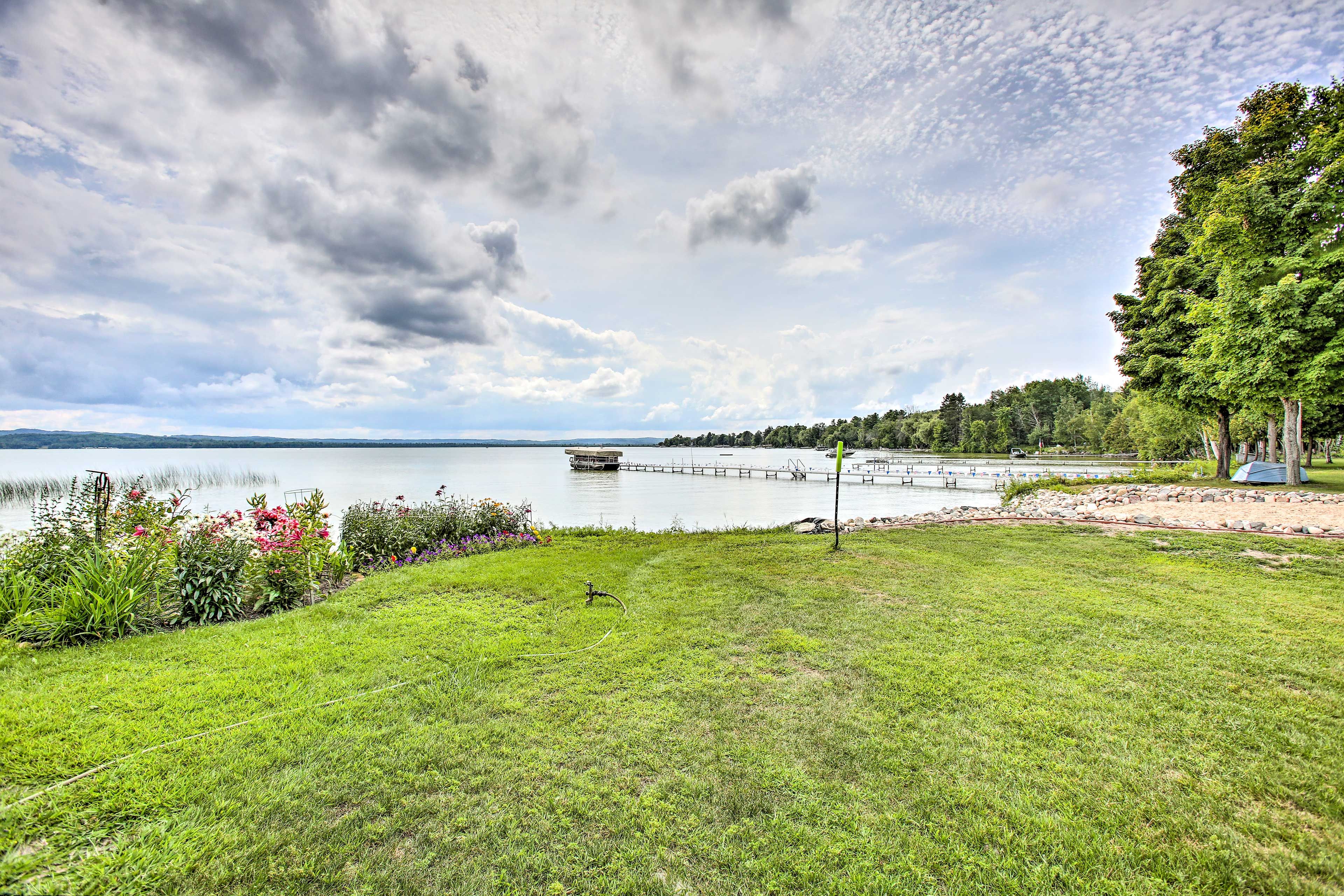 This lakefront cottage is a perfect family vacation destination.
