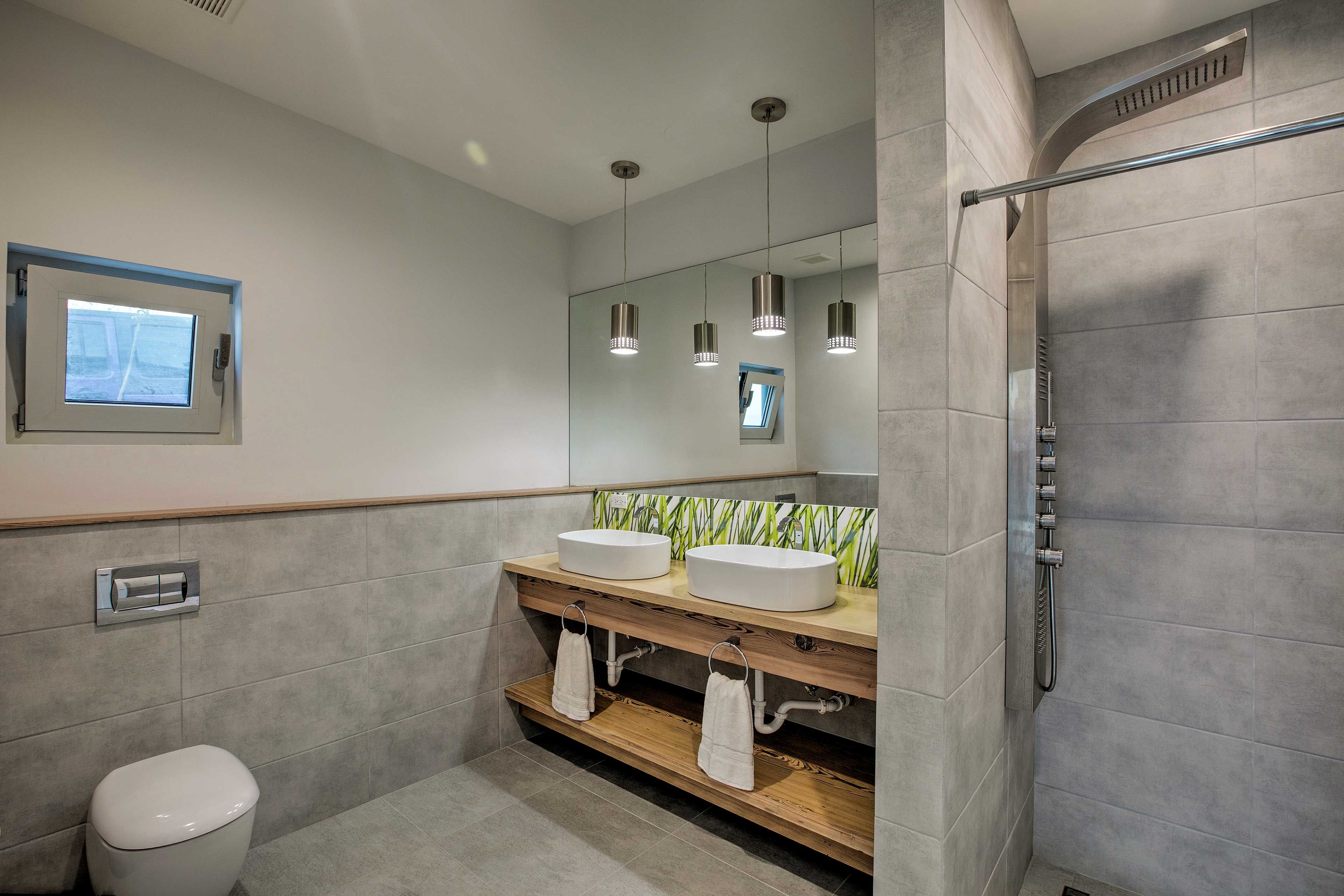 En-Suite Bathroom | Towels & Linens Provided | Rain Showerhead
