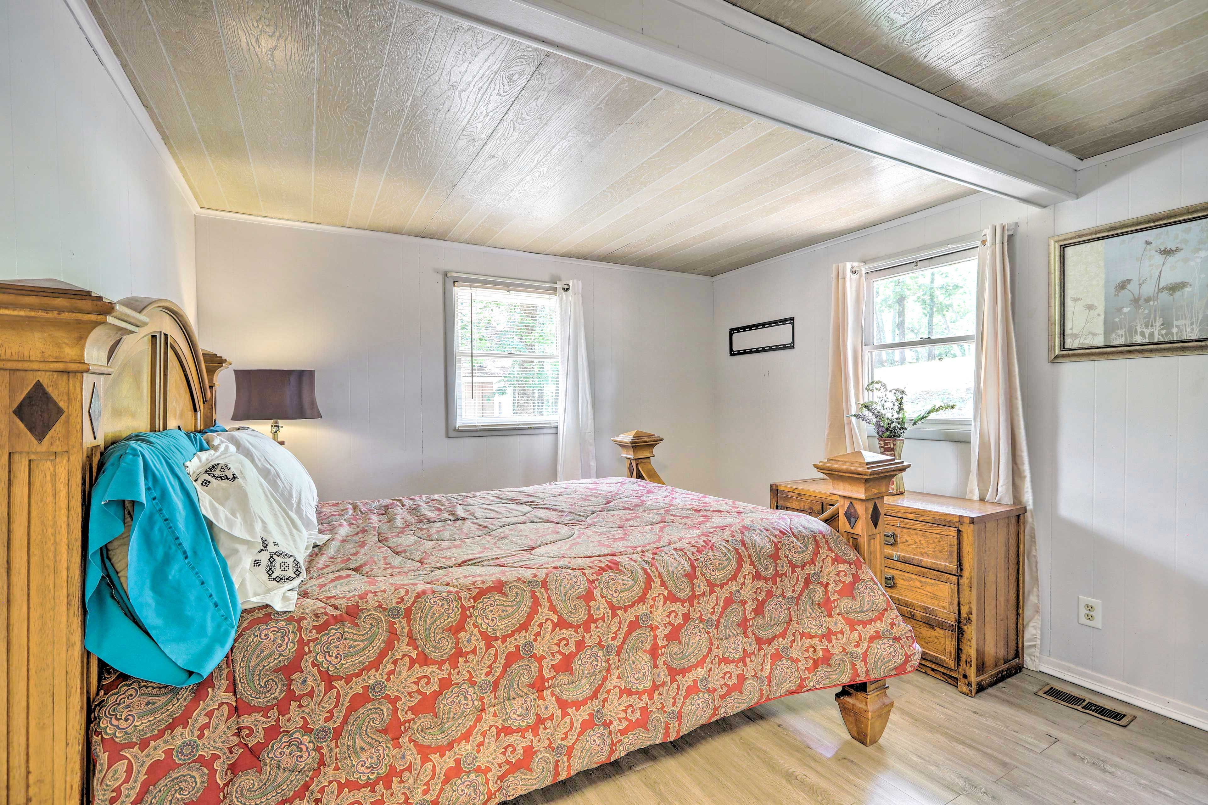 Bedroom 1 | Queen Bed | Linens Provided