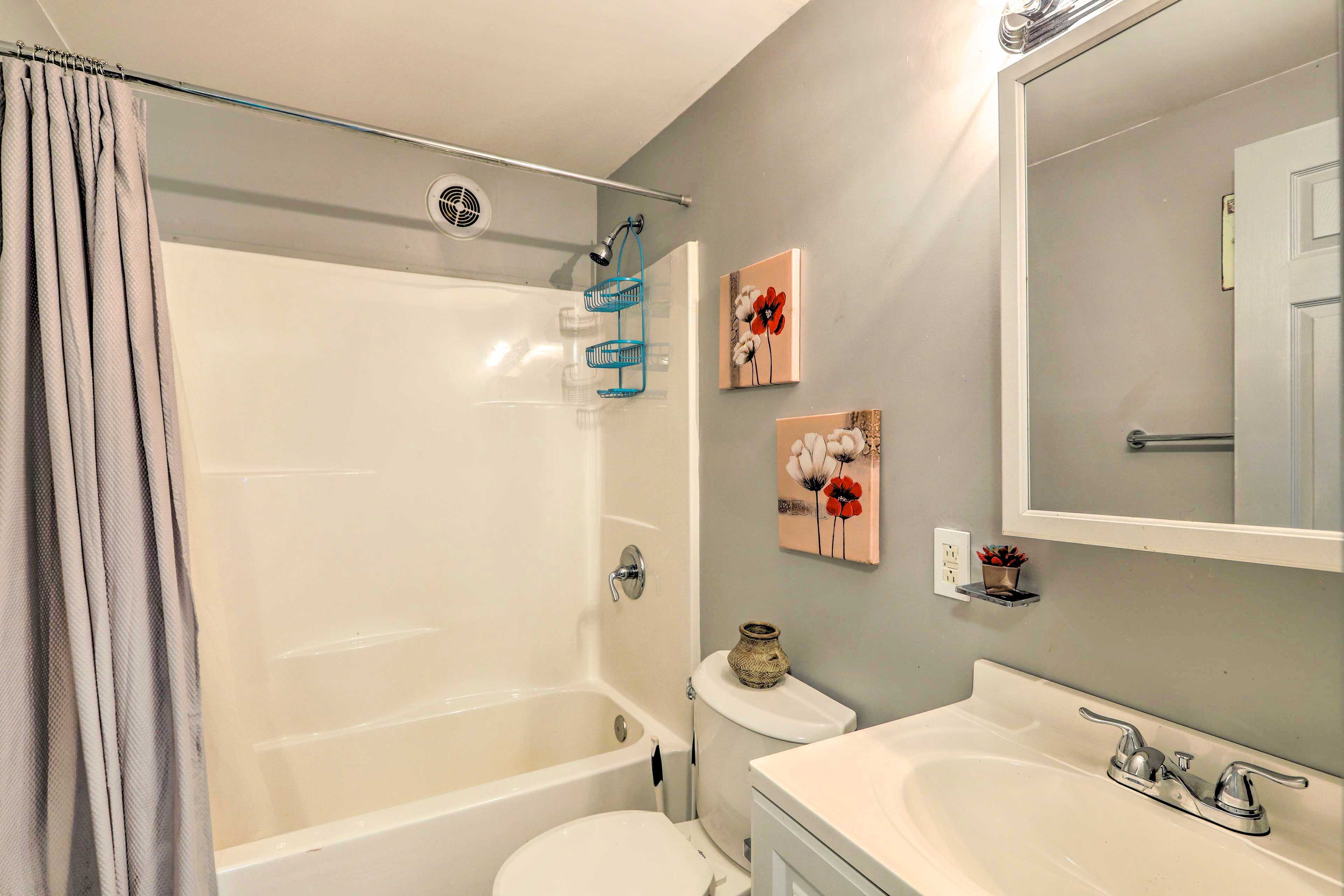 Full Bathroom | Complimentary Toiletries | Towels Provided