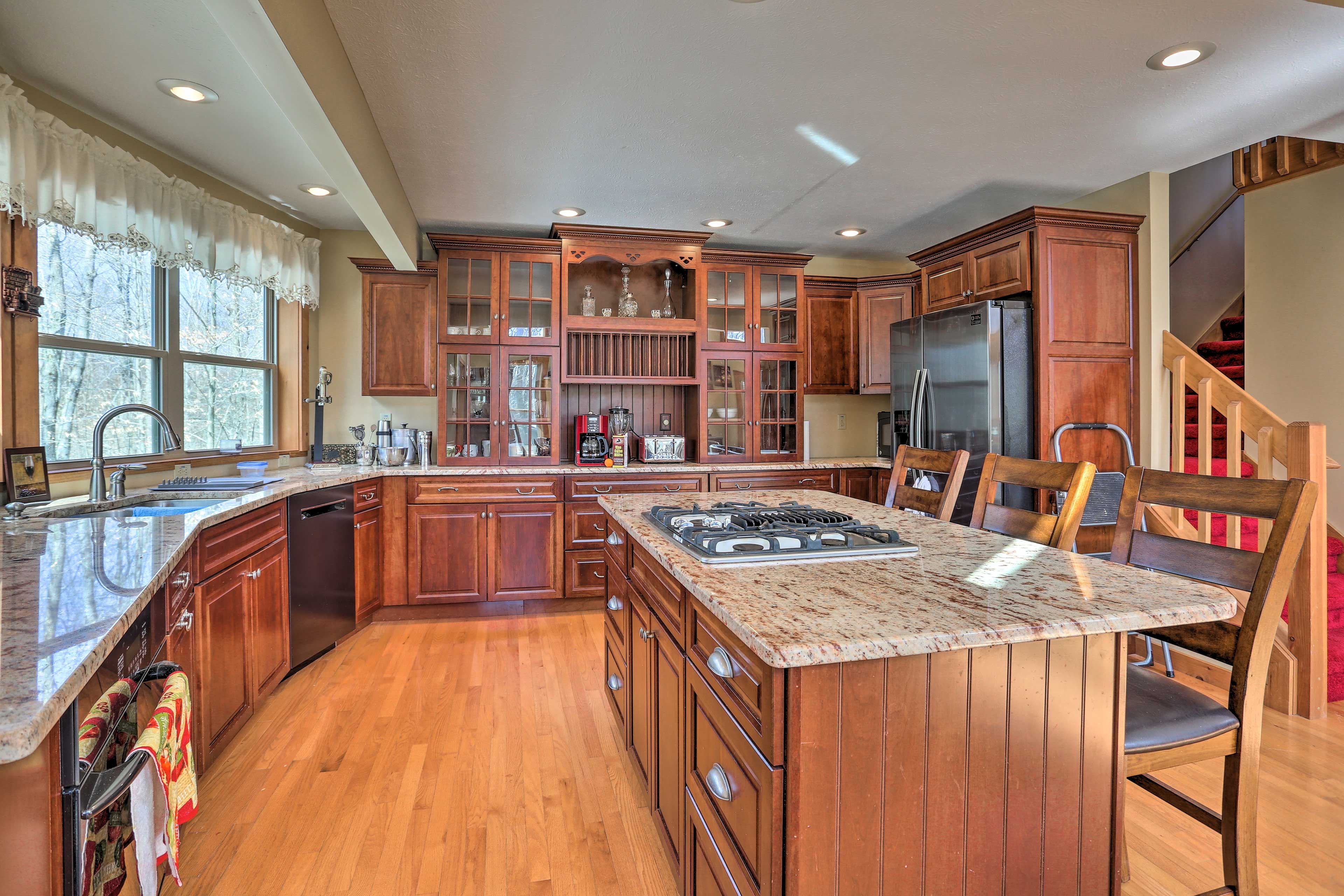 The fully equipped kitchen makes cooking a breeze.