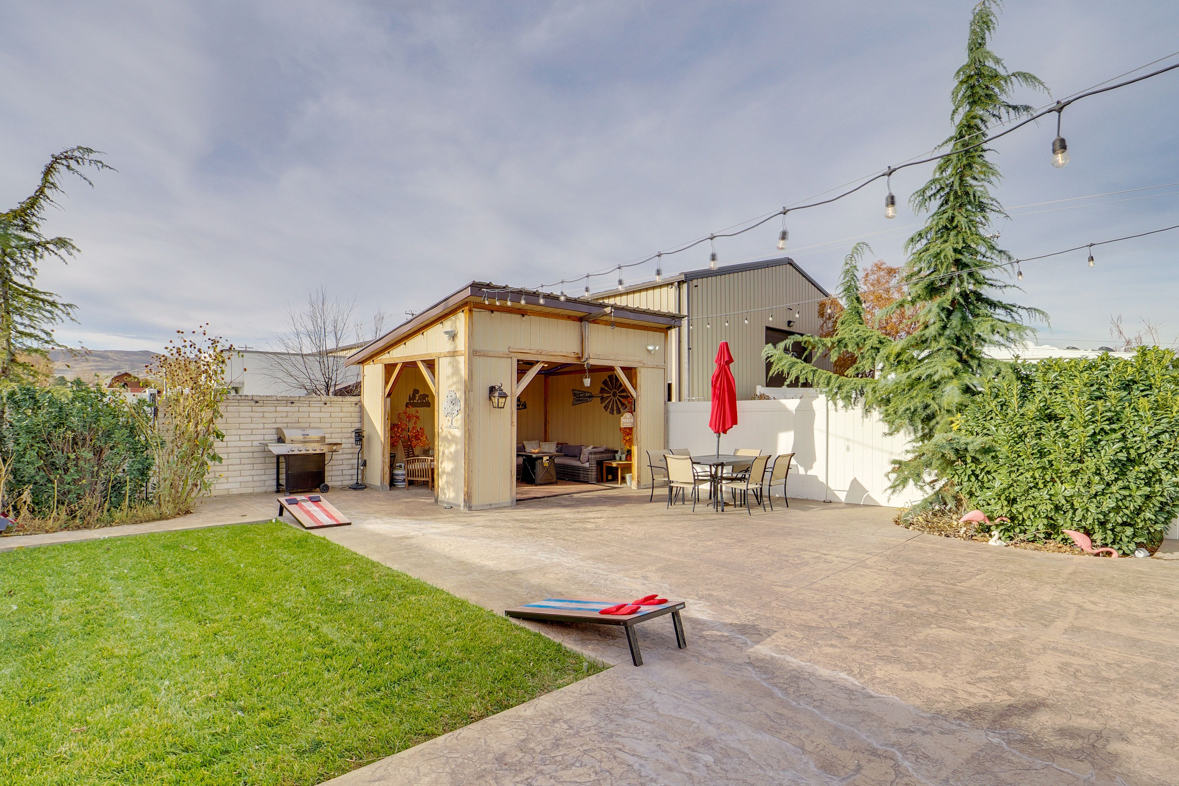 Outdoor Entertainment Area | Dining & Lounge Furniture | Gas Grill | Hot Tub